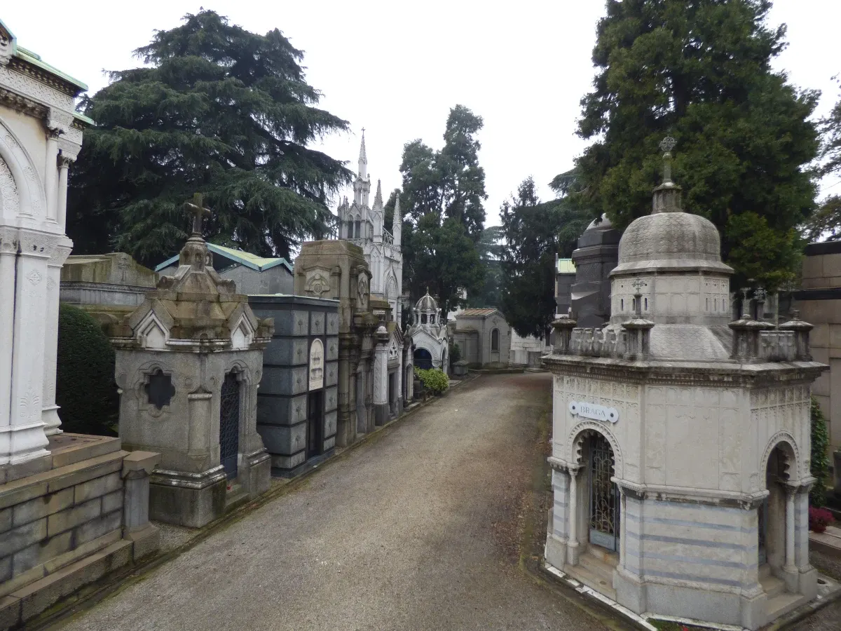 Tombeaux sculptés alignés sous les cyprès du cimetière