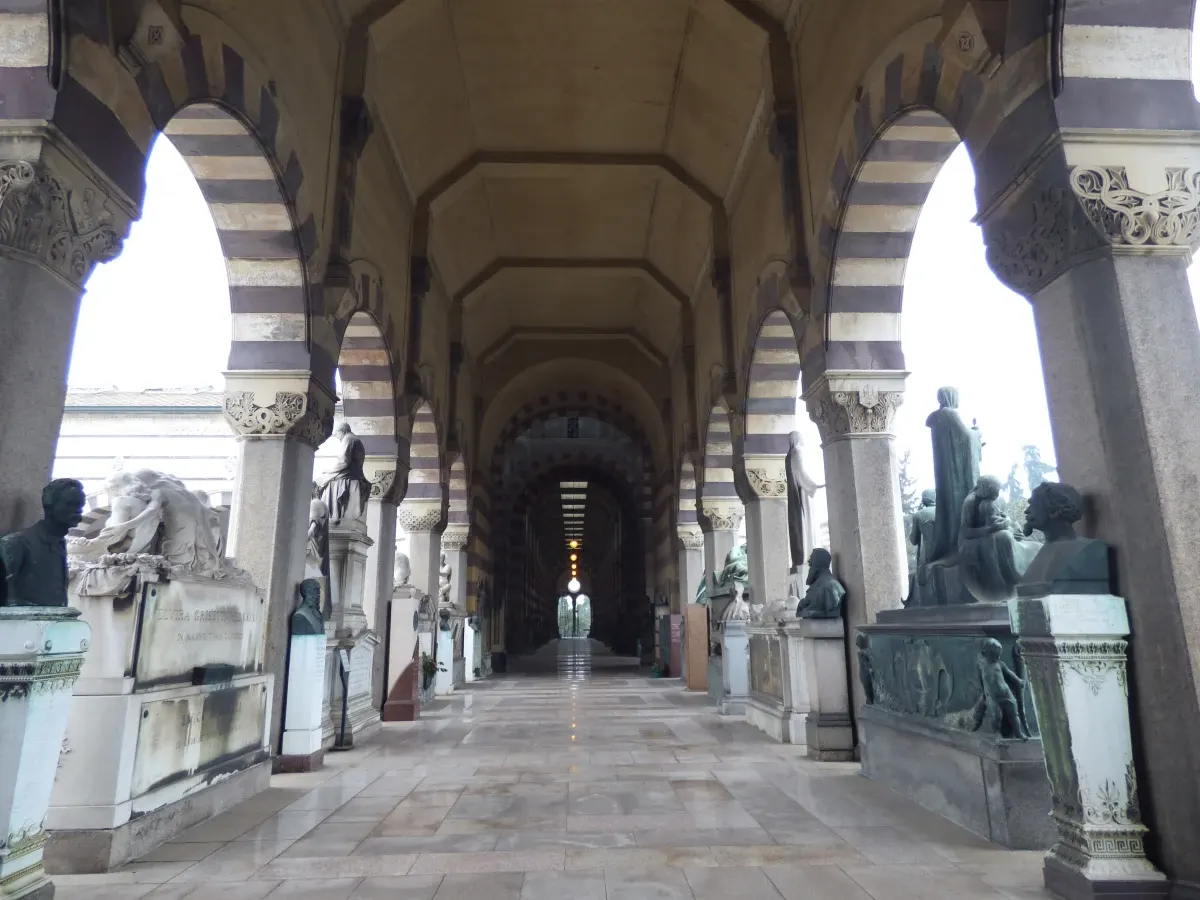 Galerie à arcades bicolores gardée par des lions de bronze