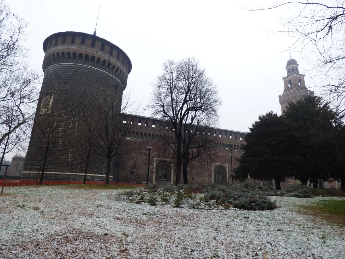 Tour ronde du château et arbres nus sur la neige