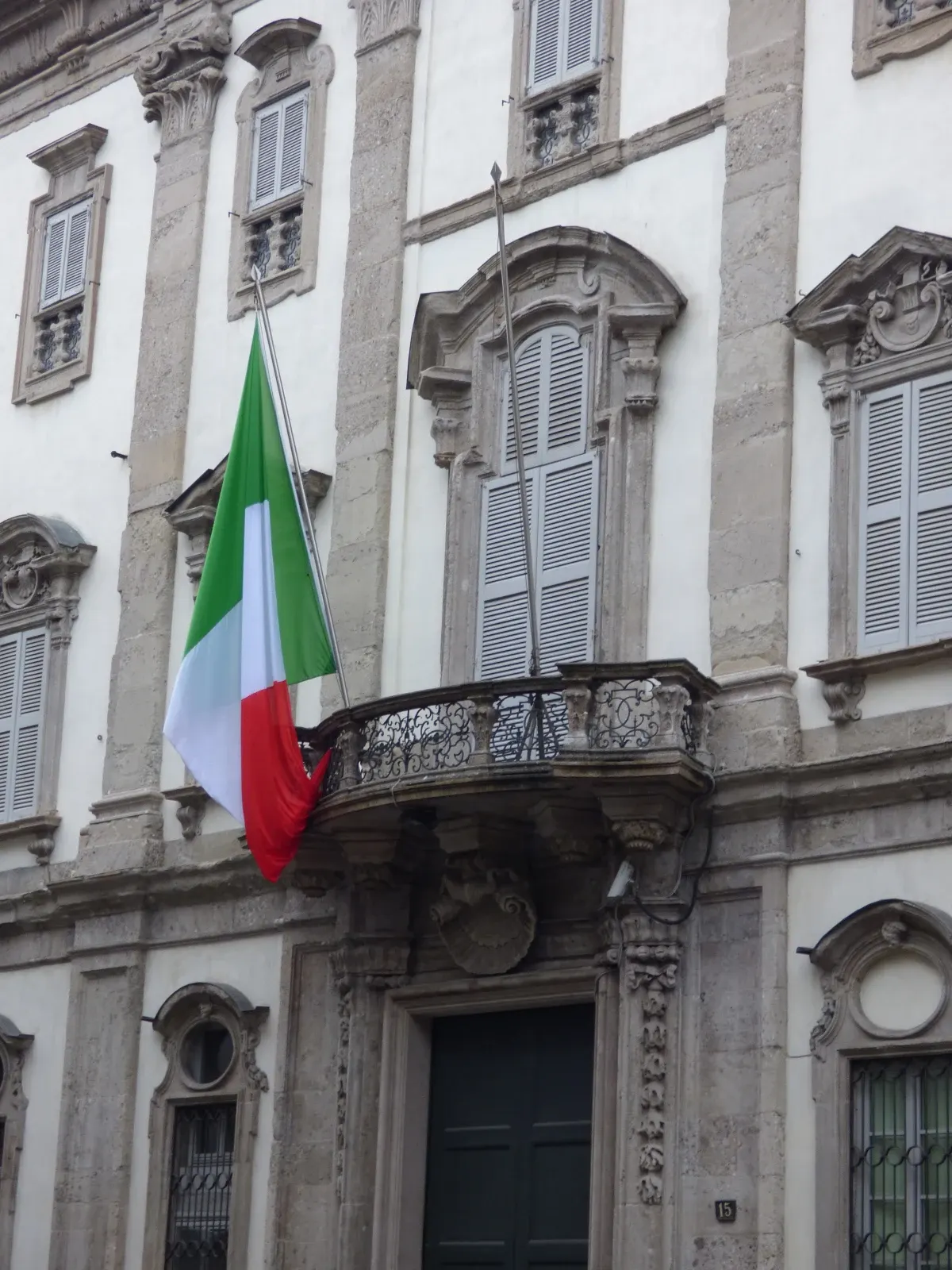 Drapeau italien pendu au balcon d'un palais clair