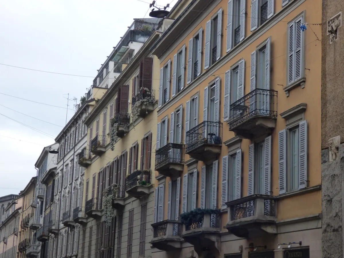 Immeubles ocre à balcons de fer en contre-plongée