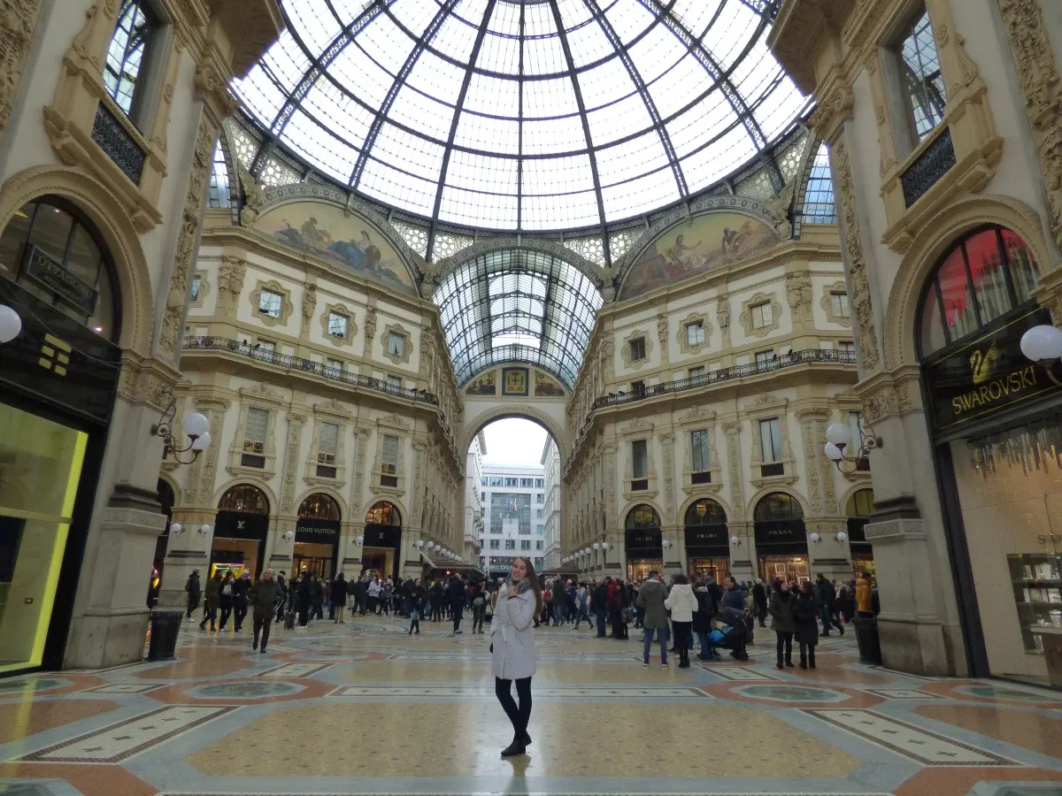 Femme au centre de la galerie Vittorio Emanuele sous la verrière