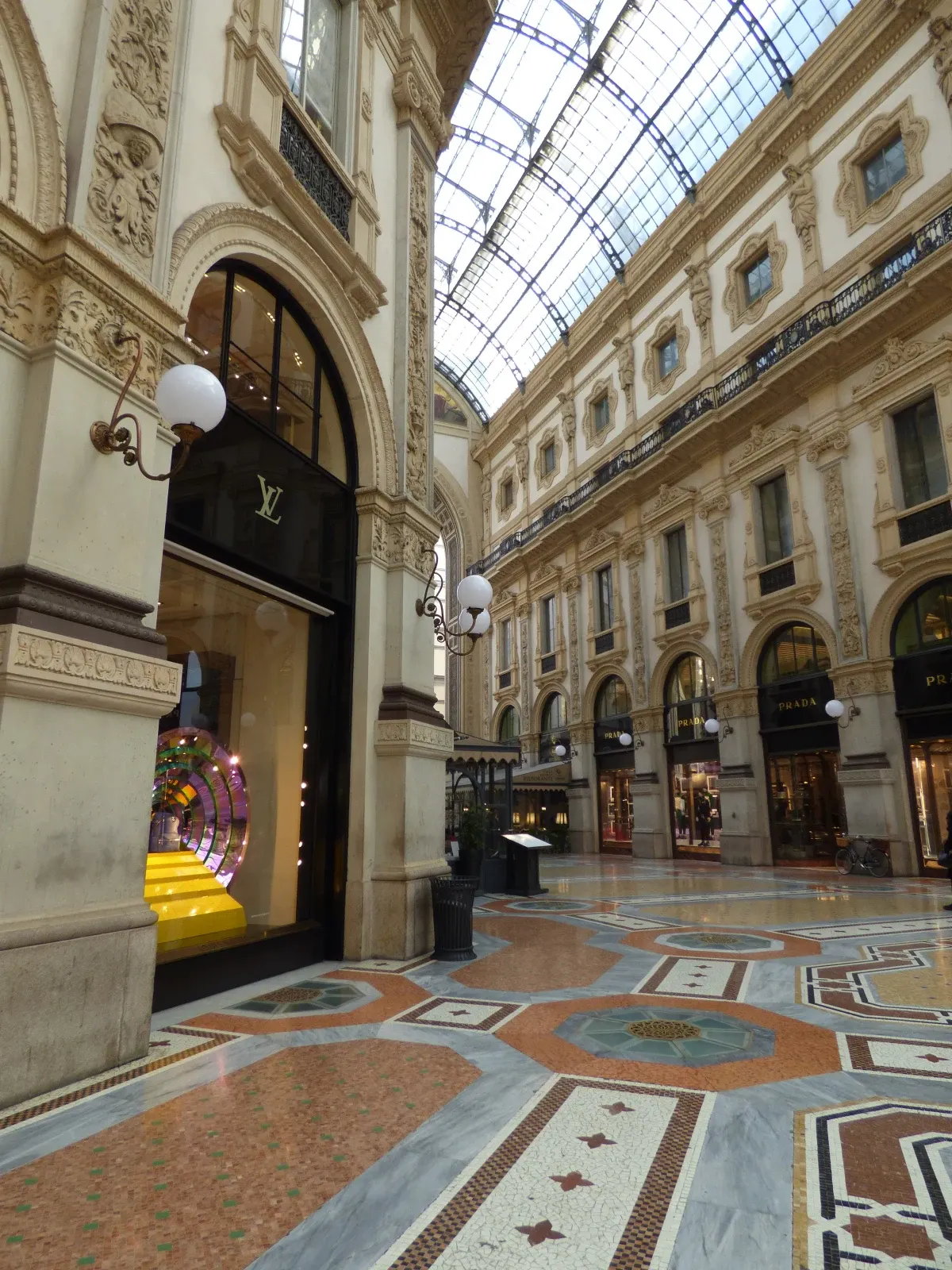 Boutiques de luxe et mosaïques au sol de la galerie