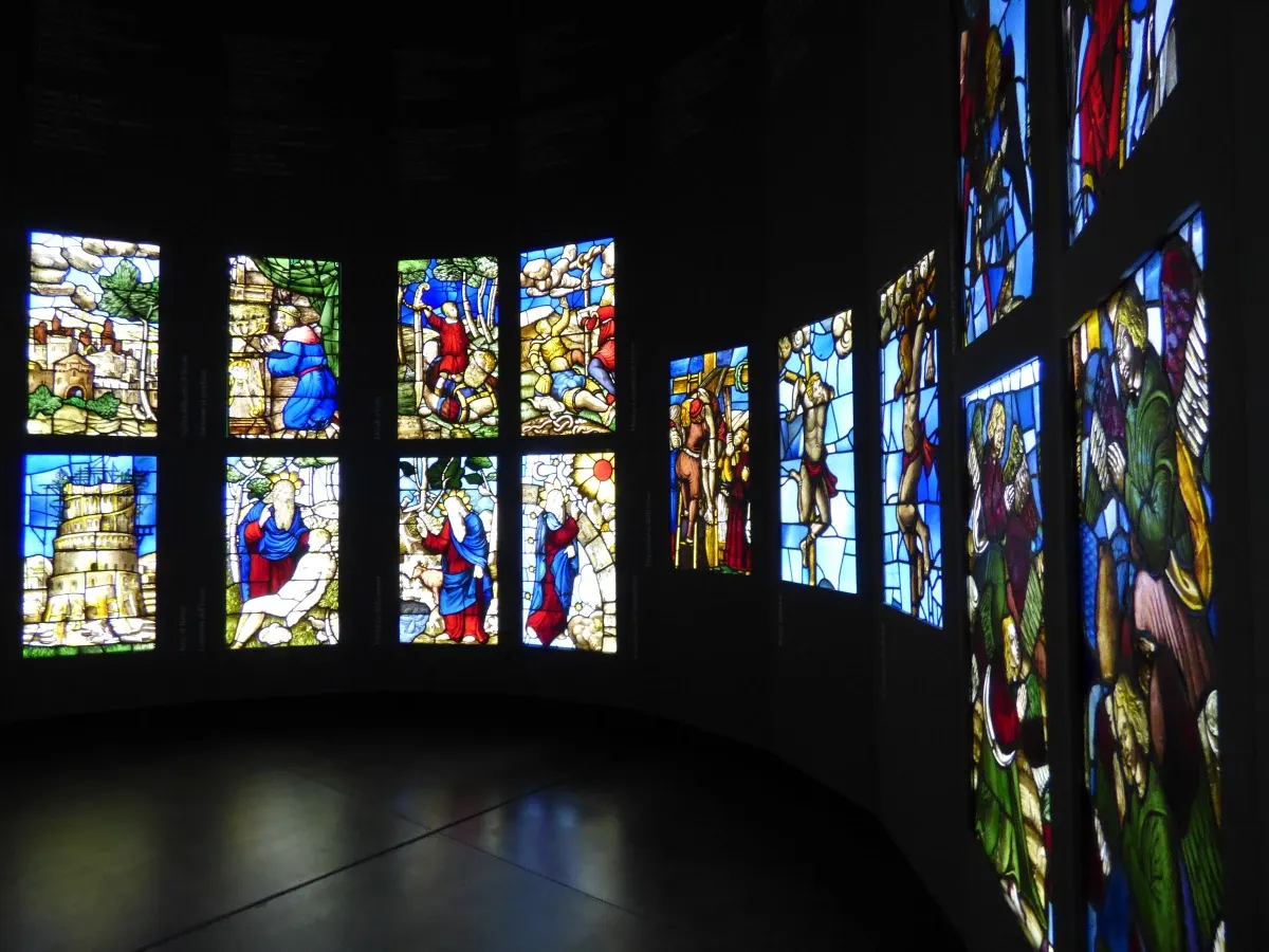 Vitraux colorés éclairés dans une salle d'exposition sombre