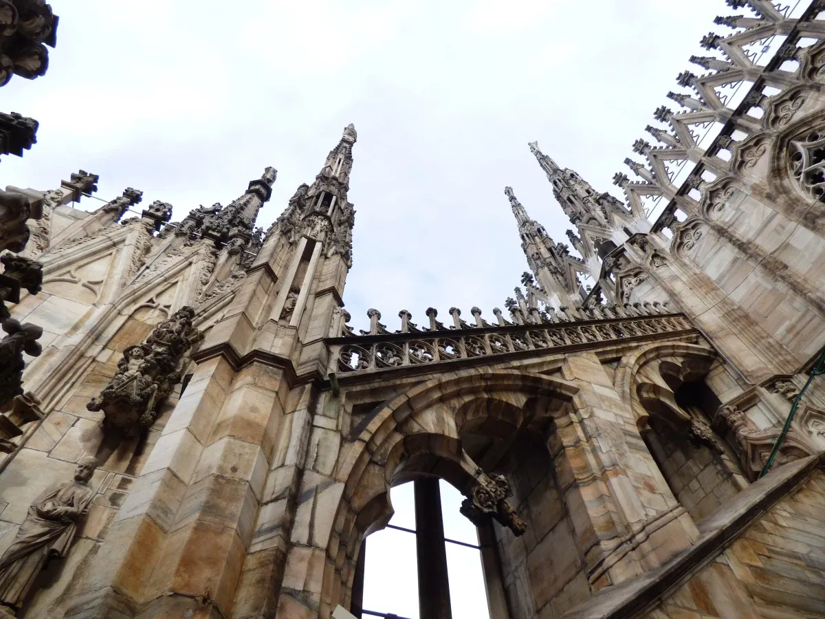 Arcs-boutants sculptés du toit du Duomo en contre-plongée