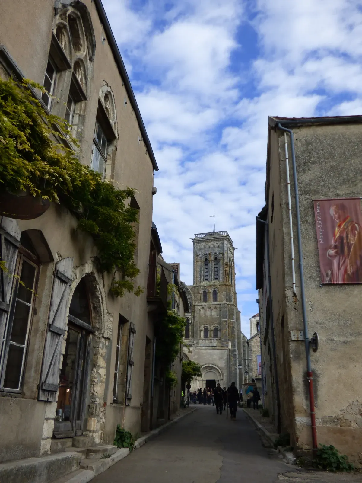 Lane in Vézelay climbing towards the basilica