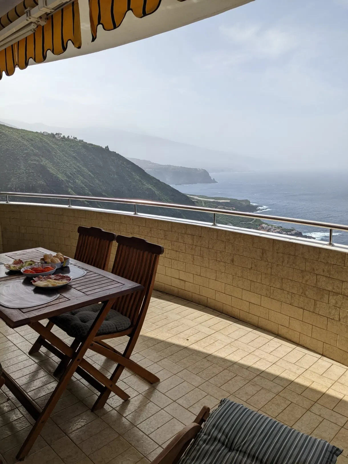 Table de petit déjeuner sur le balcon ouvert sur la côte