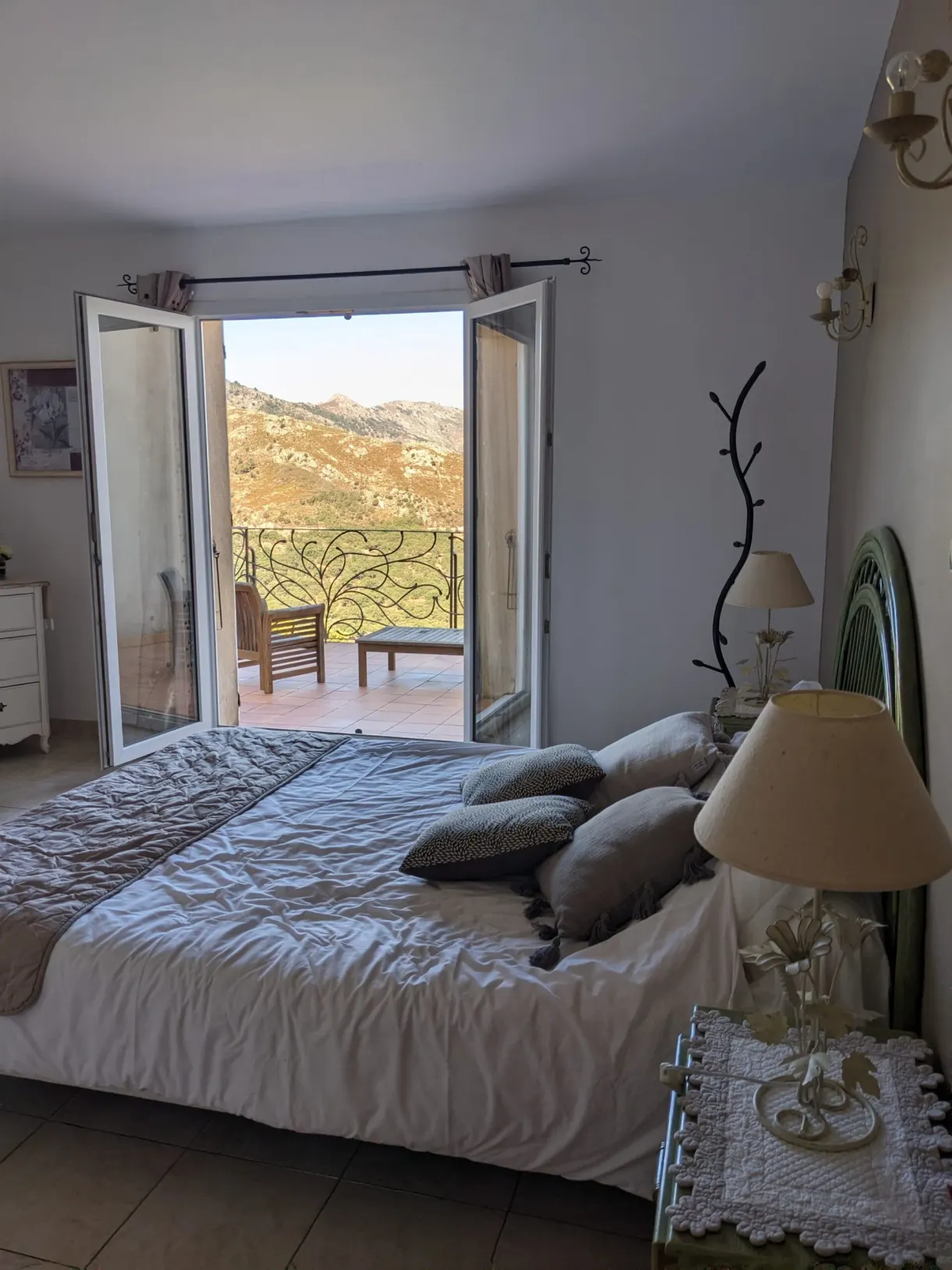 French windows of the bedroom open onto the ridges