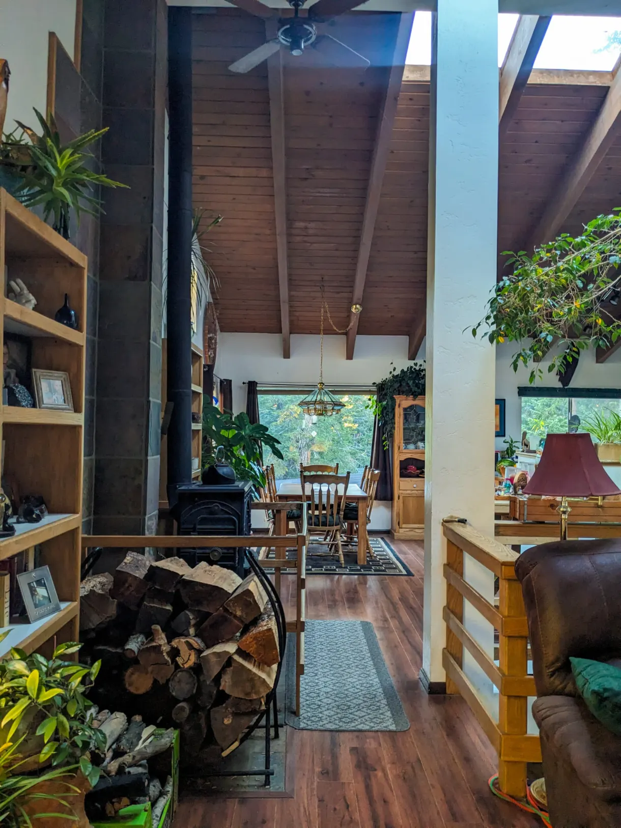 Intérieur de chalet, bûches empilées près du poêle