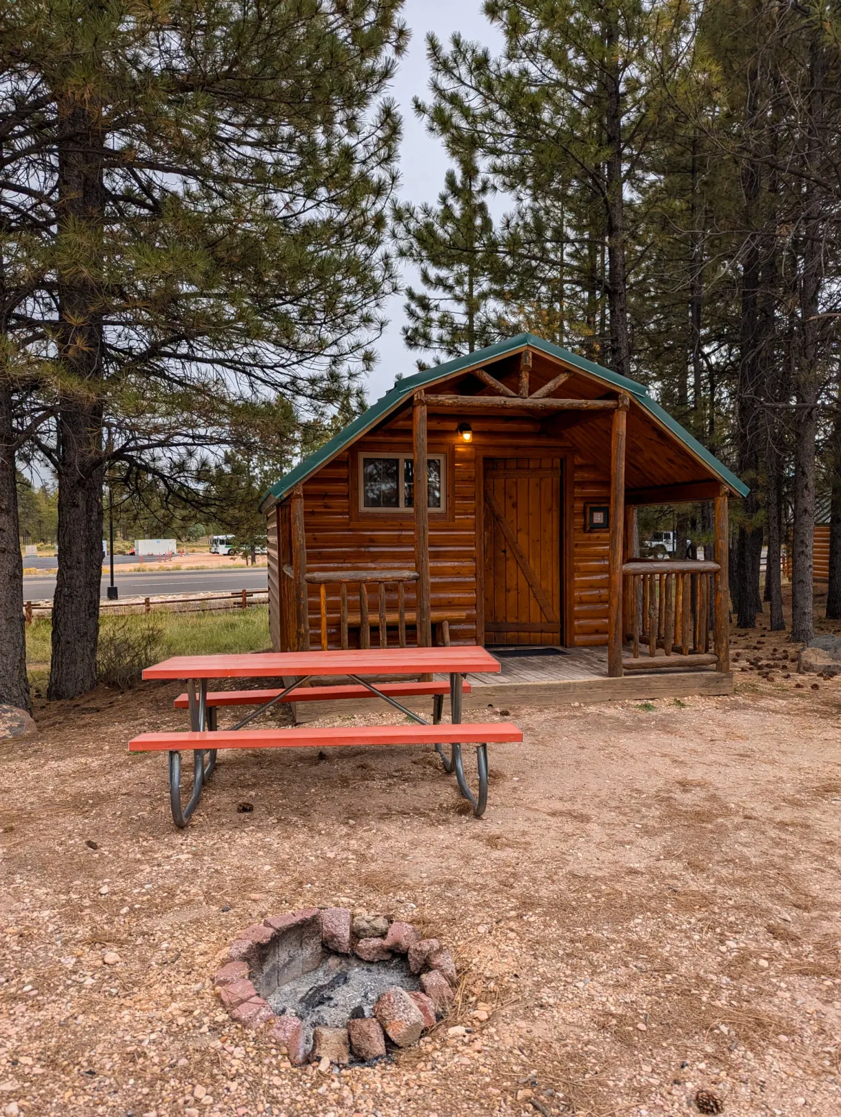 Cabane en rondins, table de pique-nique et cercle de feu