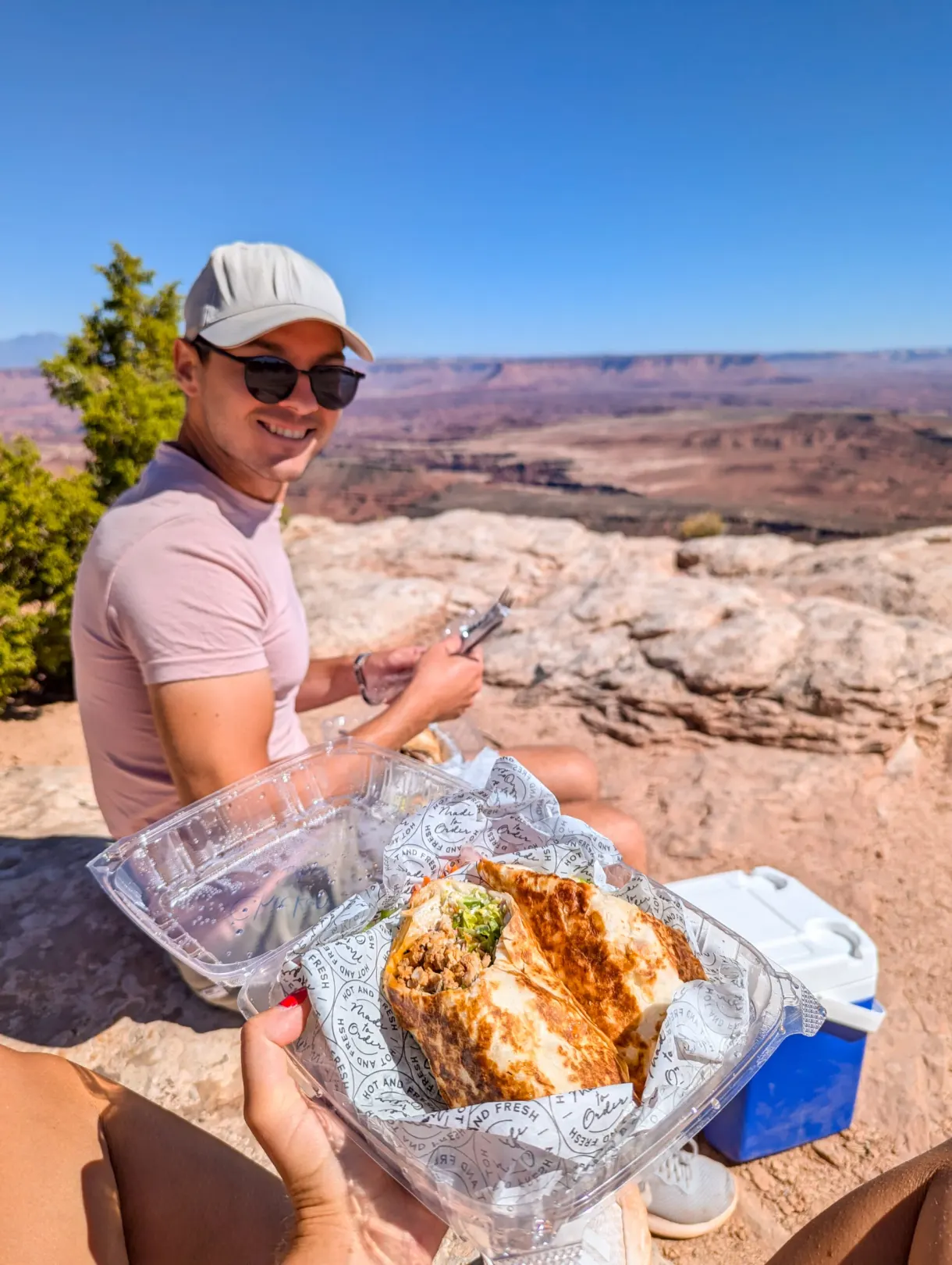 Repas à emporter savouré face au canyon