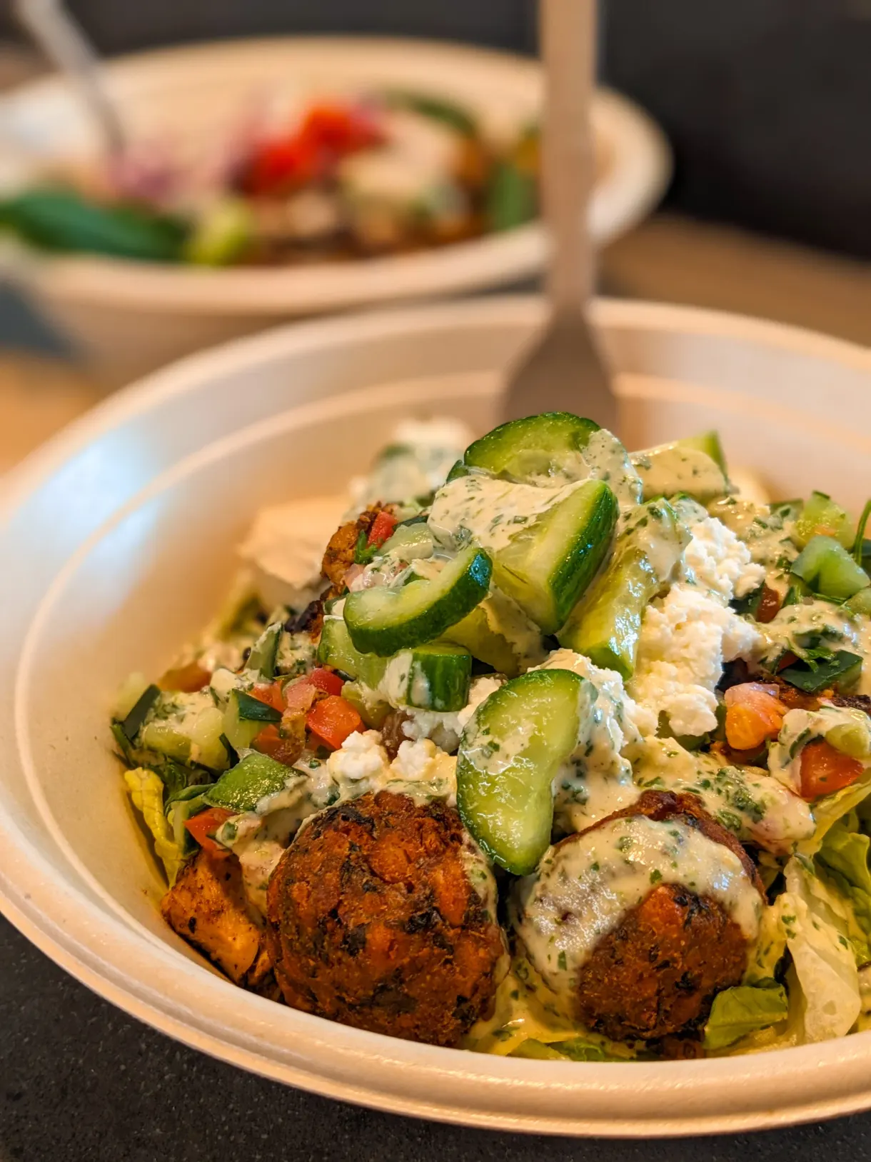 Bol de falafels, concombres et sauce blanche