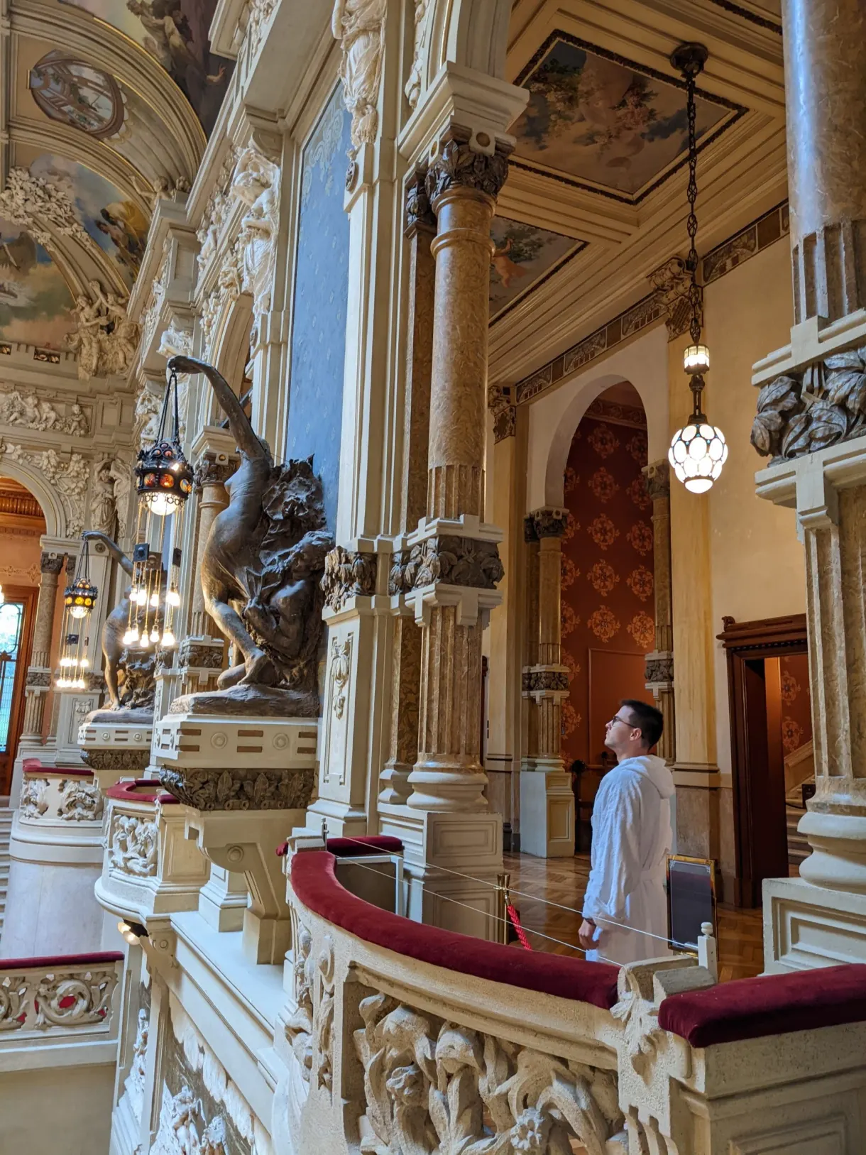 Galerie ornée de sculptures et de lanternes de verre