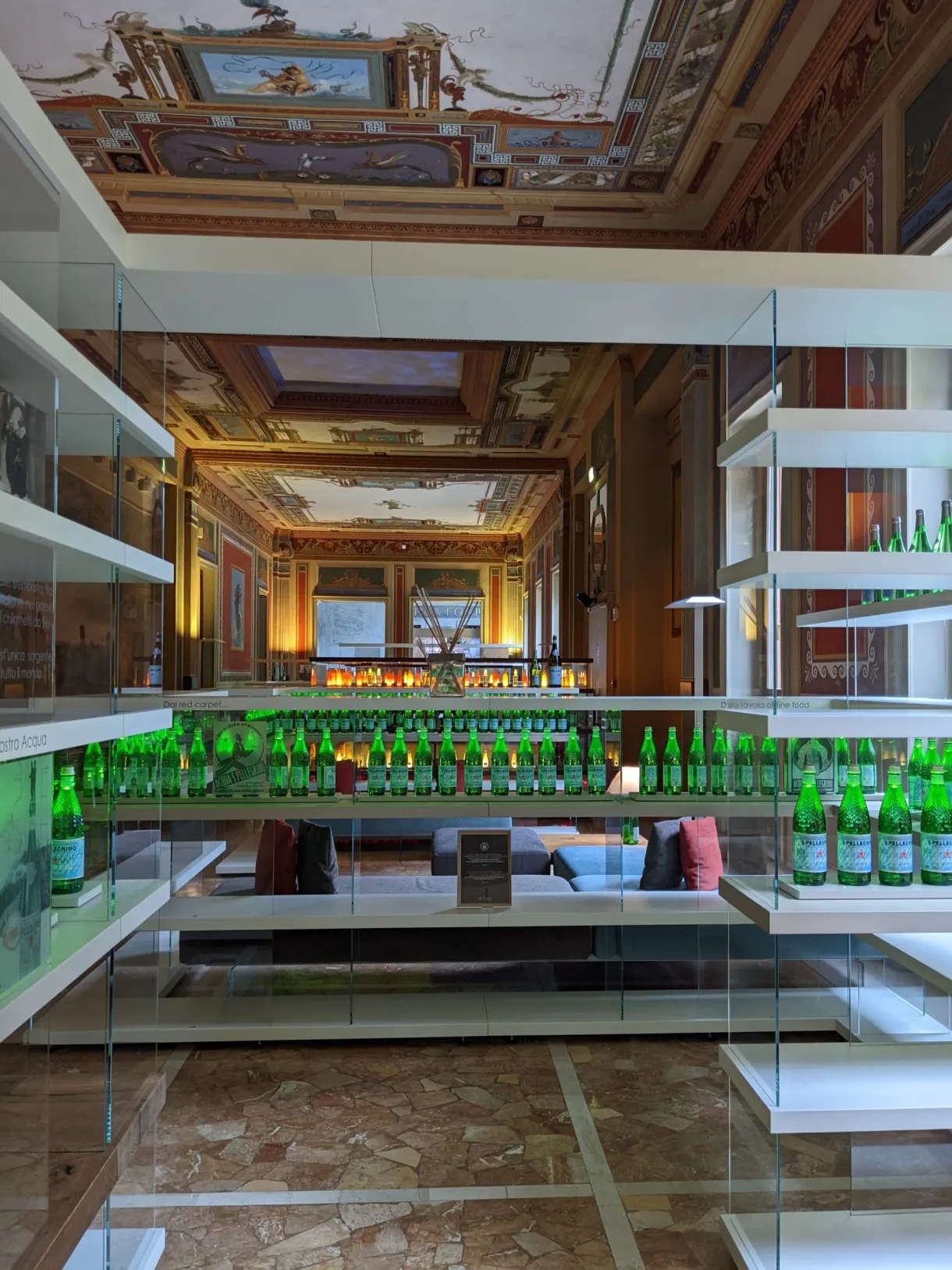 Vitrines de bouteilles et sol de marbre dans une salle historique