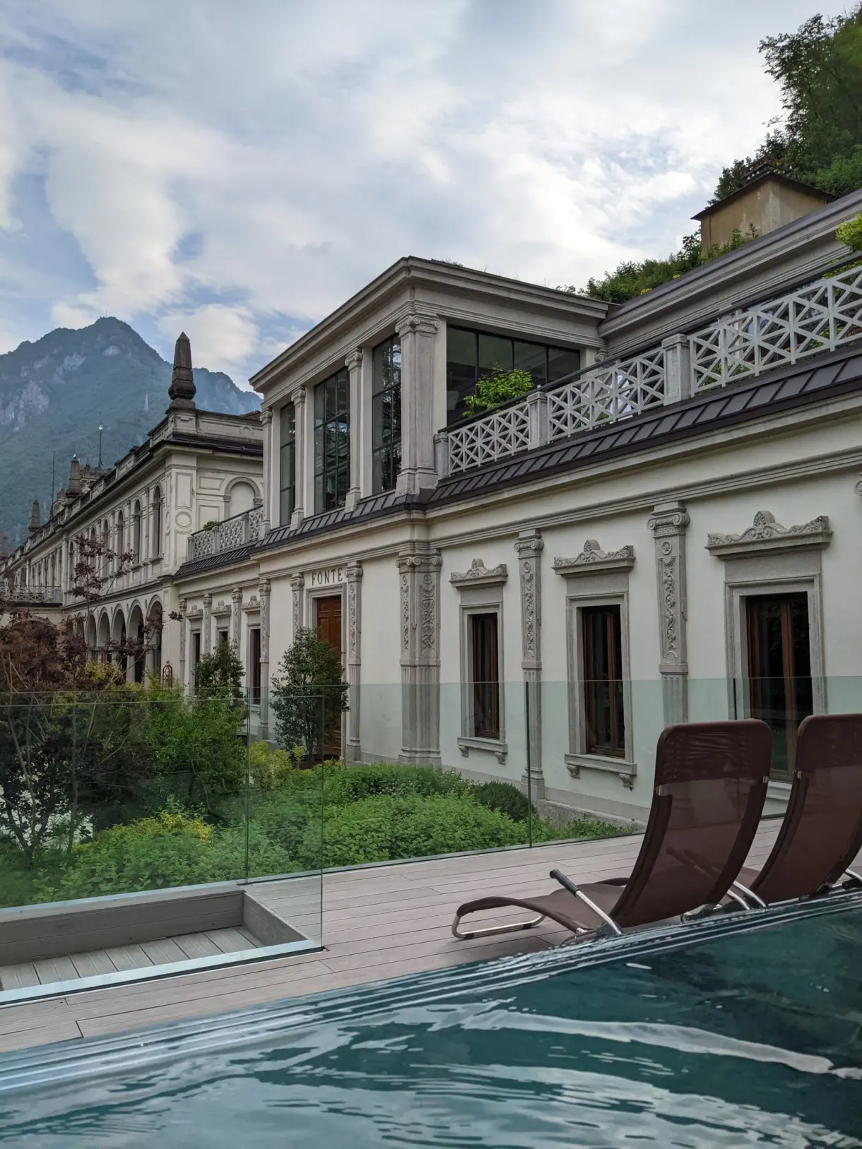 Piscine longeant la façade classique de l'établissement thermal