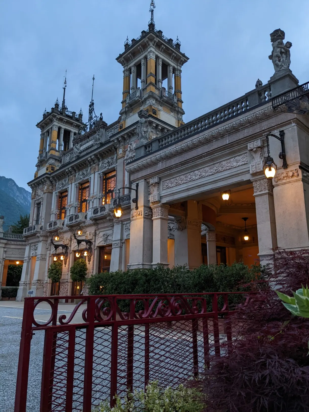 Façade illuminée d'un palace au crépuscule