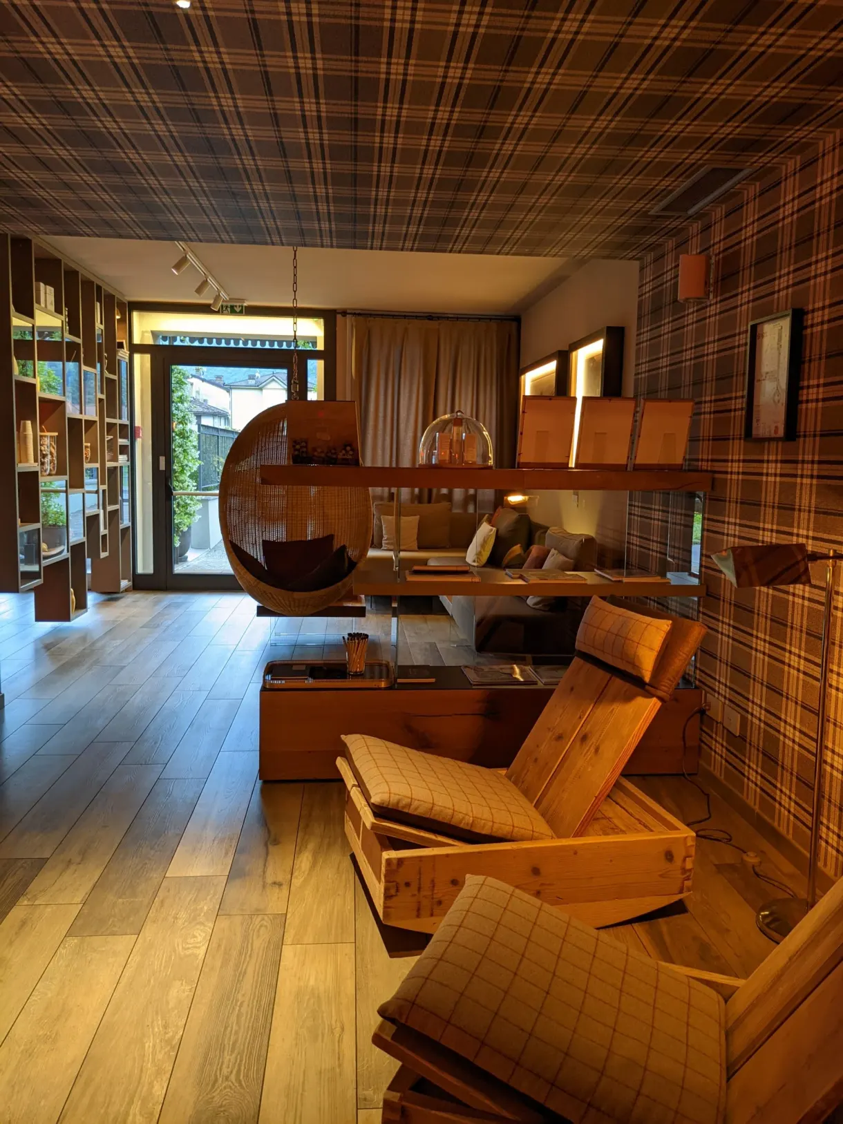 Salon d'hôtel en bois clair et fauteuils au dessin épuré