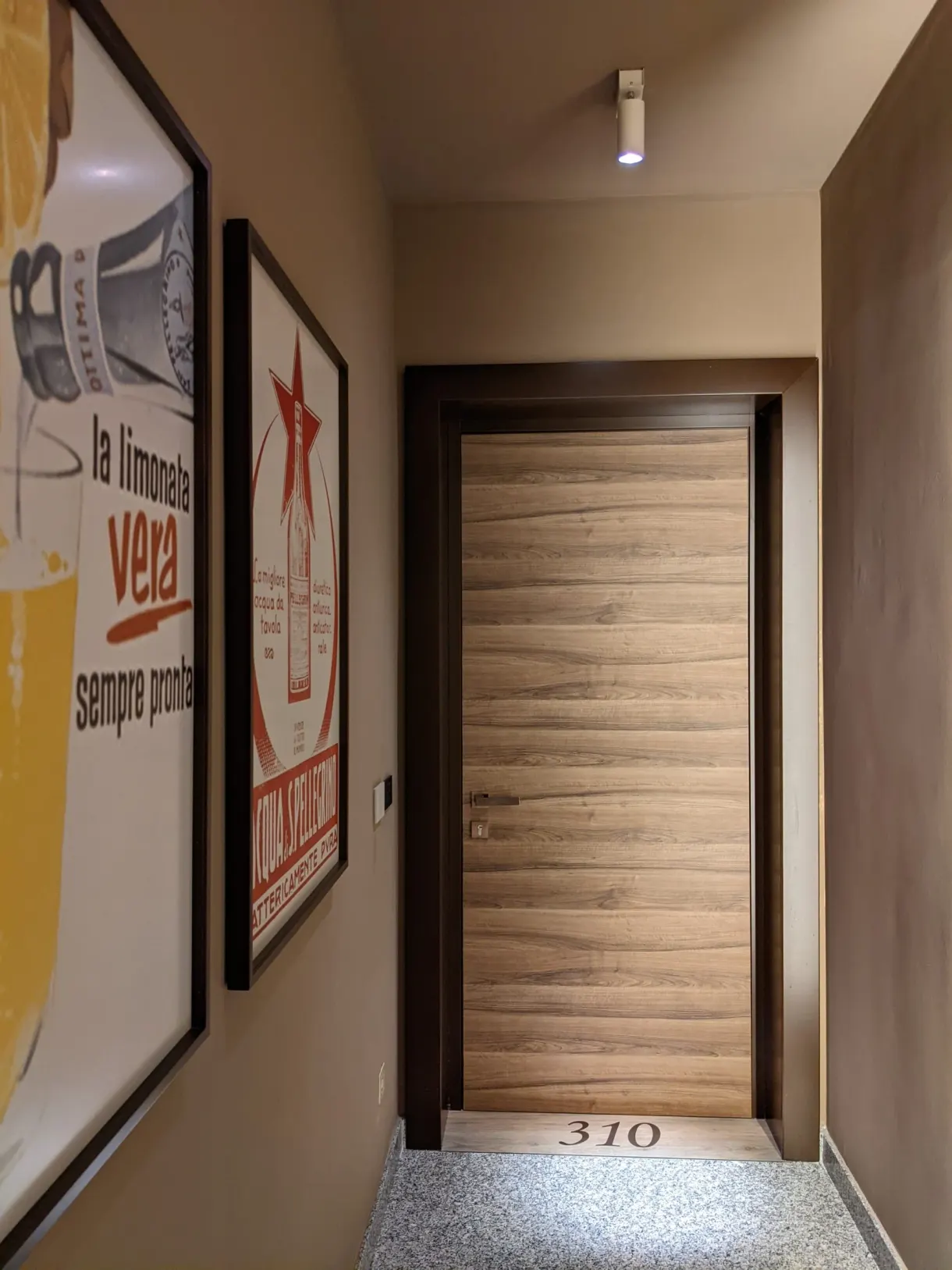 Couloir de l'hôtel, affiches anciennes et porte numéro 310