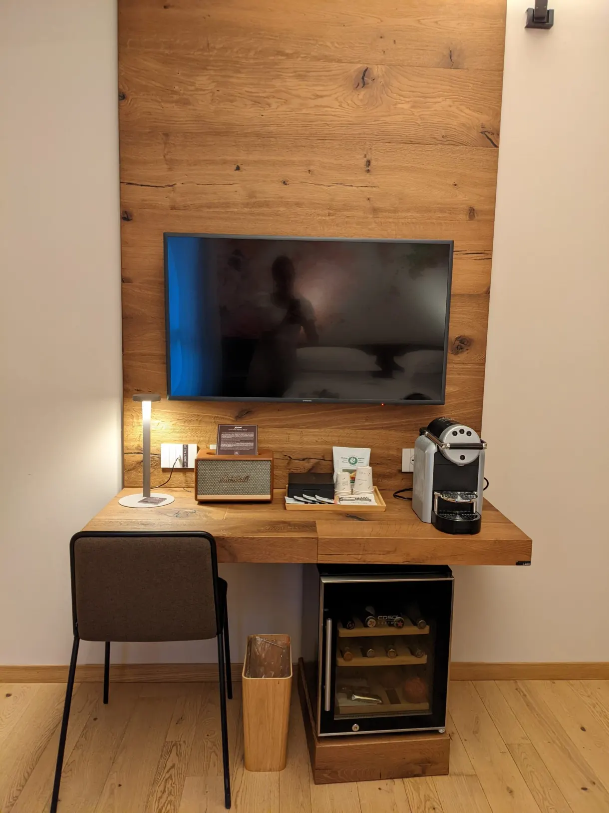 Bureau de la chambre, téléviseur et machine à café