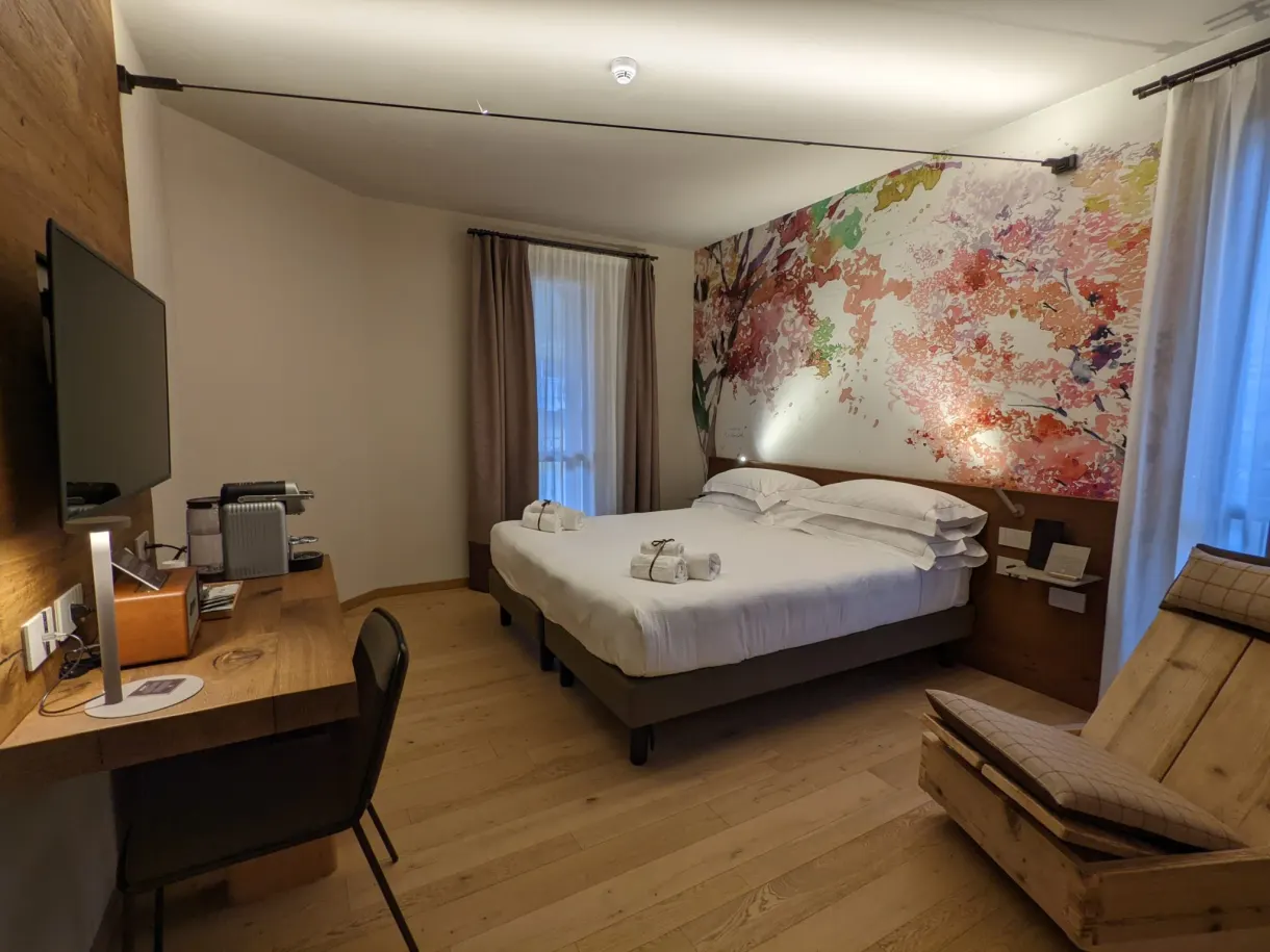 Chambre à la fresque florale derrière le lit