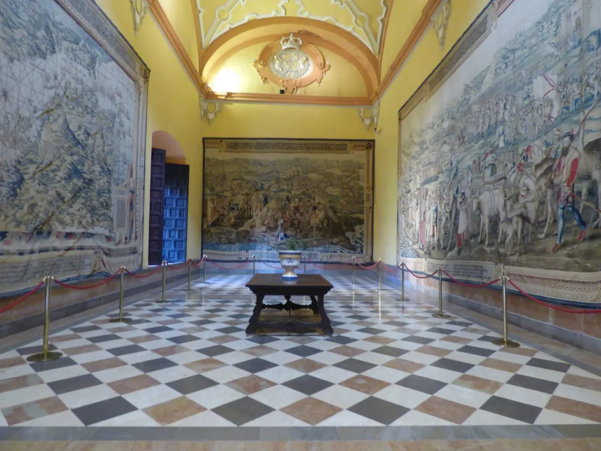 Room with azulejos and a black and white chequerboard floor