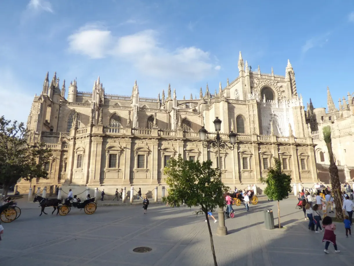 Chevet of the cathedral and horse-drawn carriage on the square