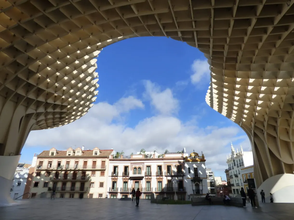 Opening in the wooden lattice onto the white facades