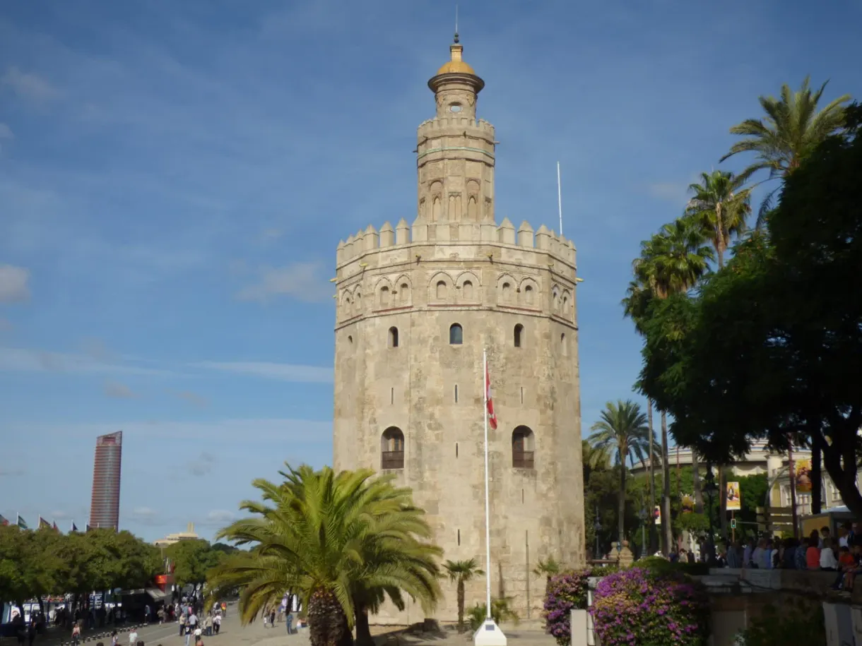 Twelve-sided Torre del Oro surrounded by palm trees