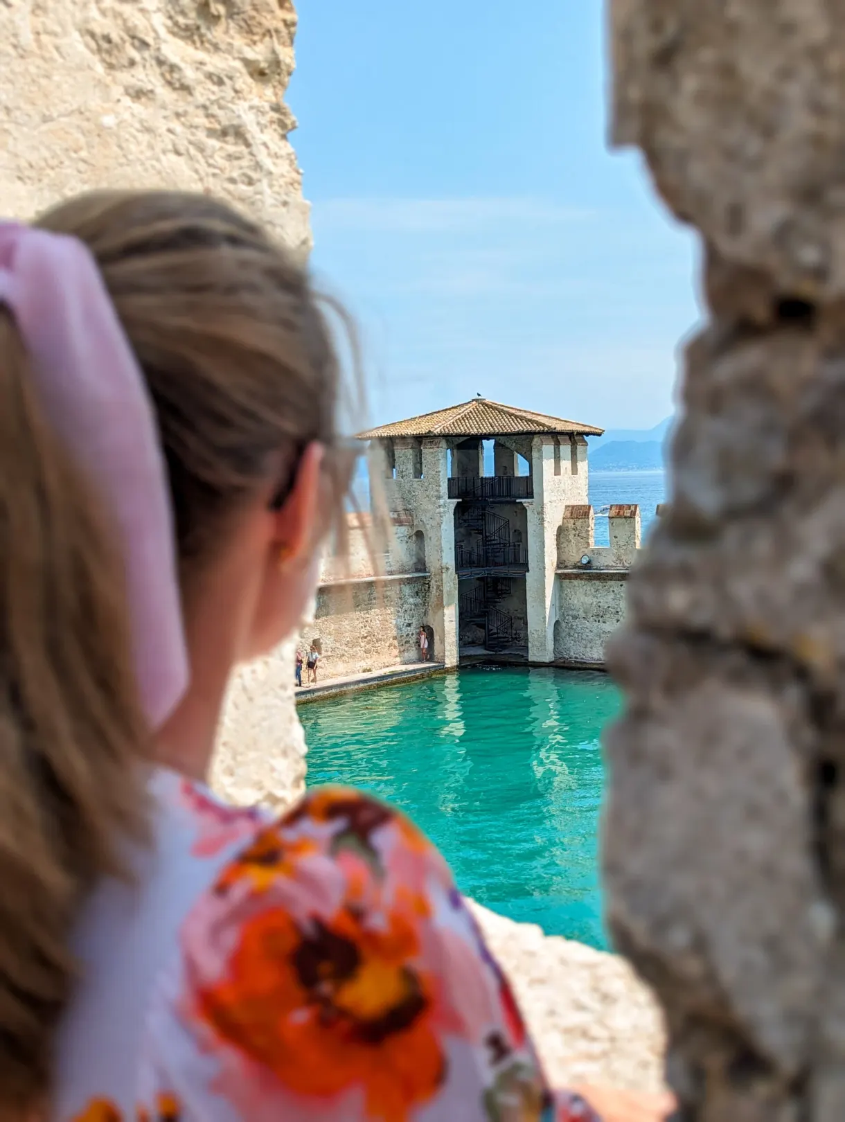 Femme observant la tour du château par une ouverture