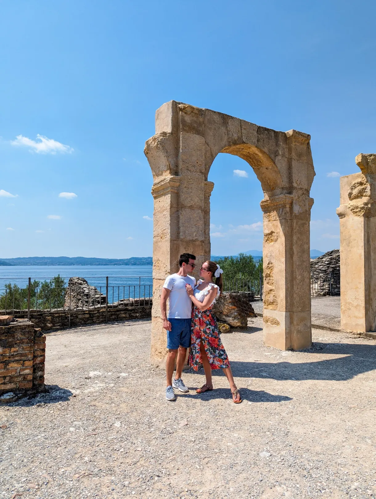 Couple enlacé sous une arche romaine en ruine