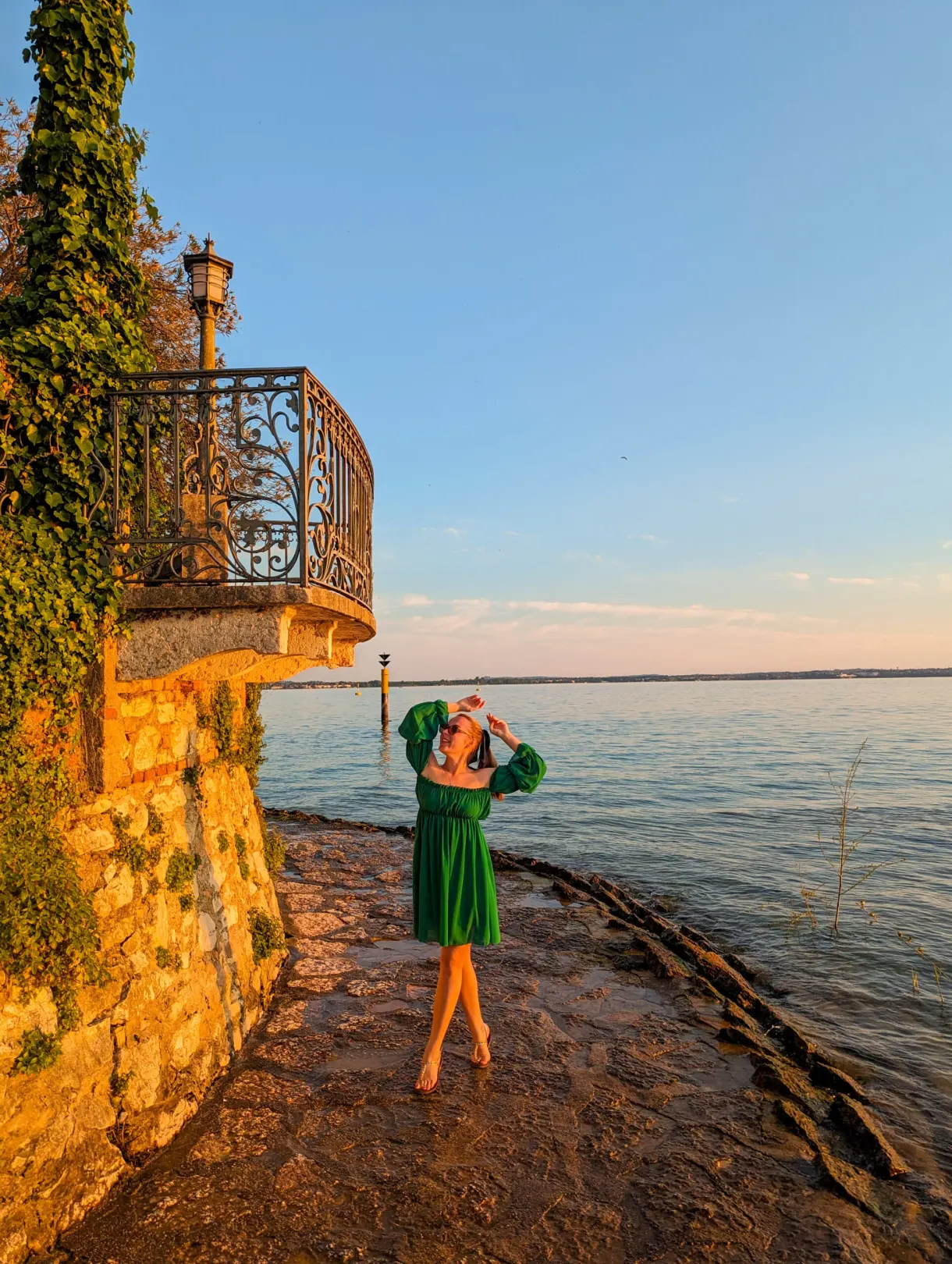 Femme en robe verte sur la rive dorée du soir