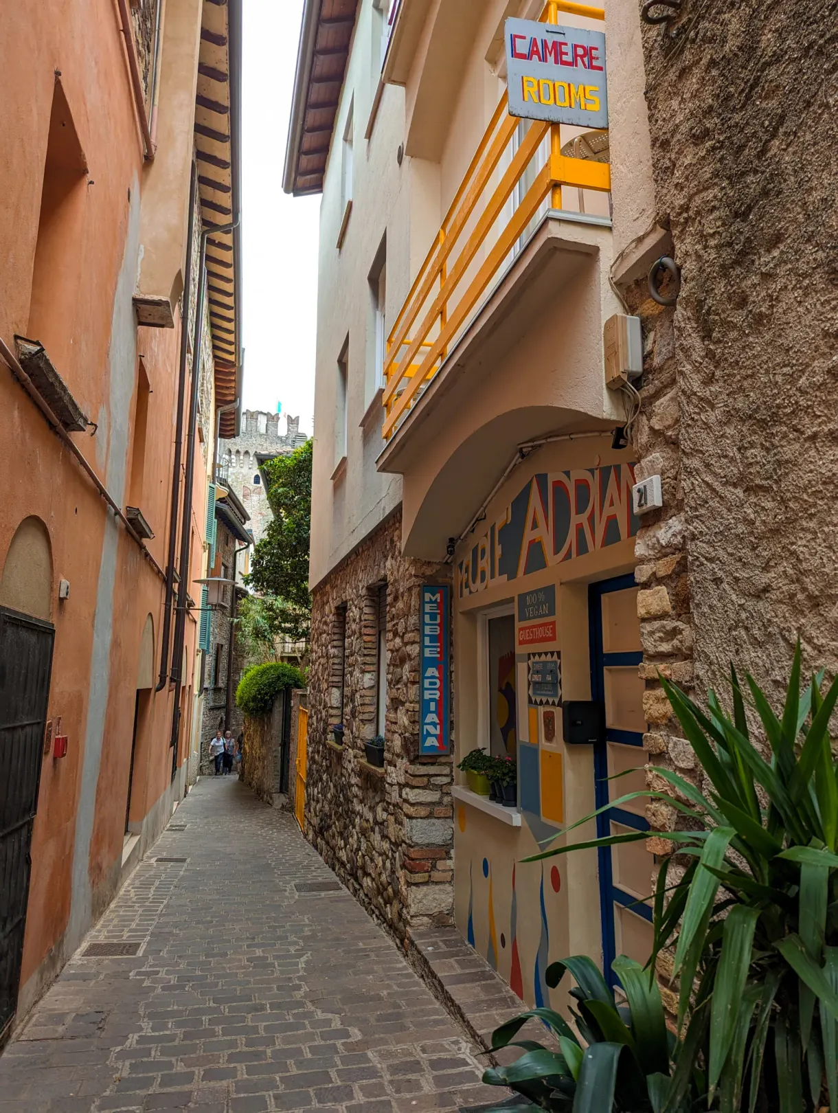 Ruelle étroite et pancarte de chambres à louer