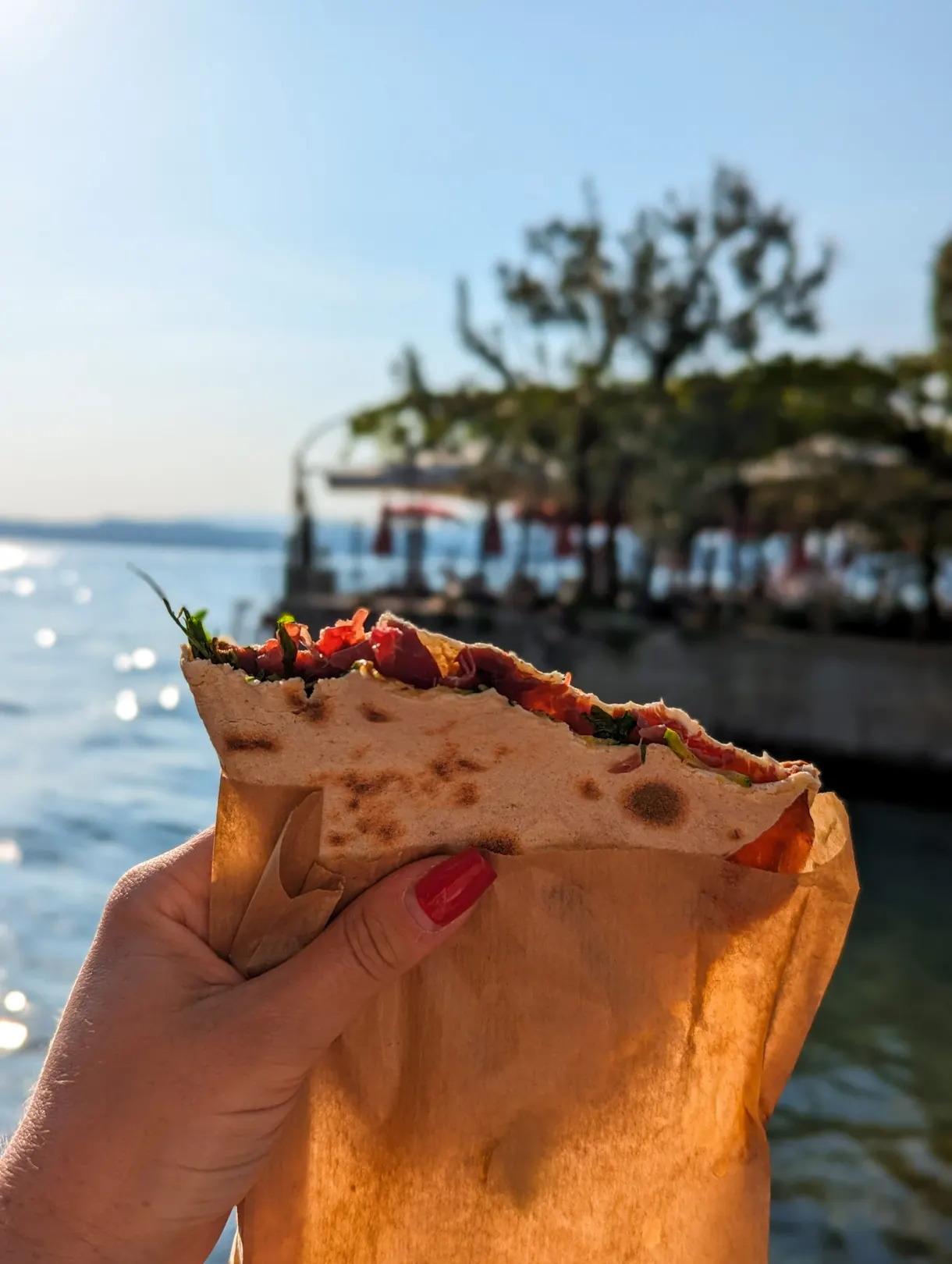 Piadina garnie tenue face au lac scintillant