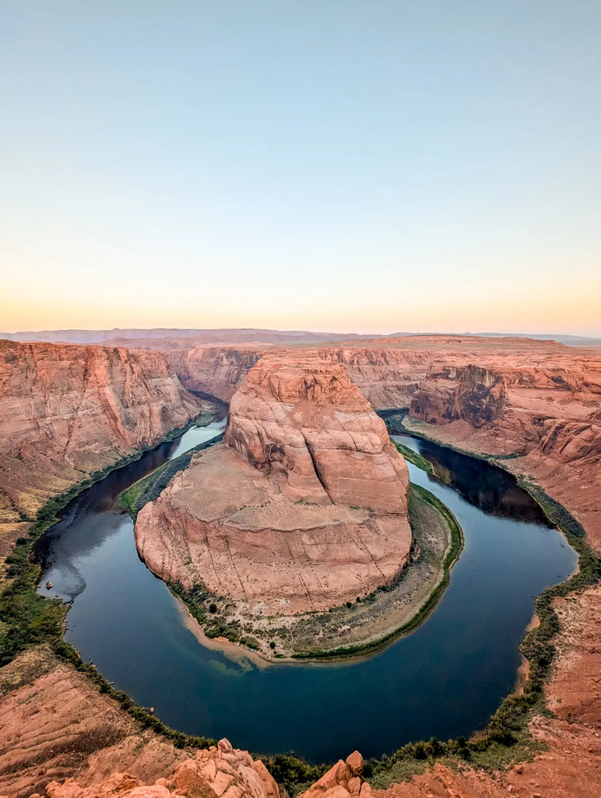 Parois ondulées d'un canyon de grès orange états unis horseshoe bend
