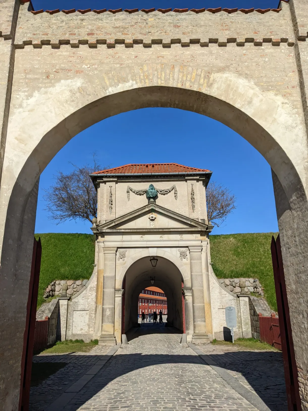 Porte monumentale de la citadelle encadrée par une arche de pierre