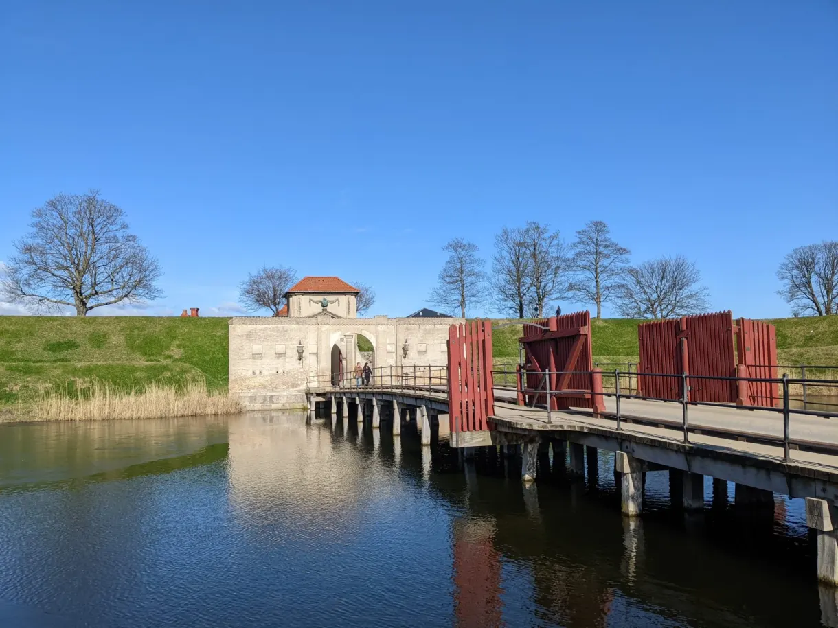 Pont de bois franchissant les douves vers la porte de la citadelle