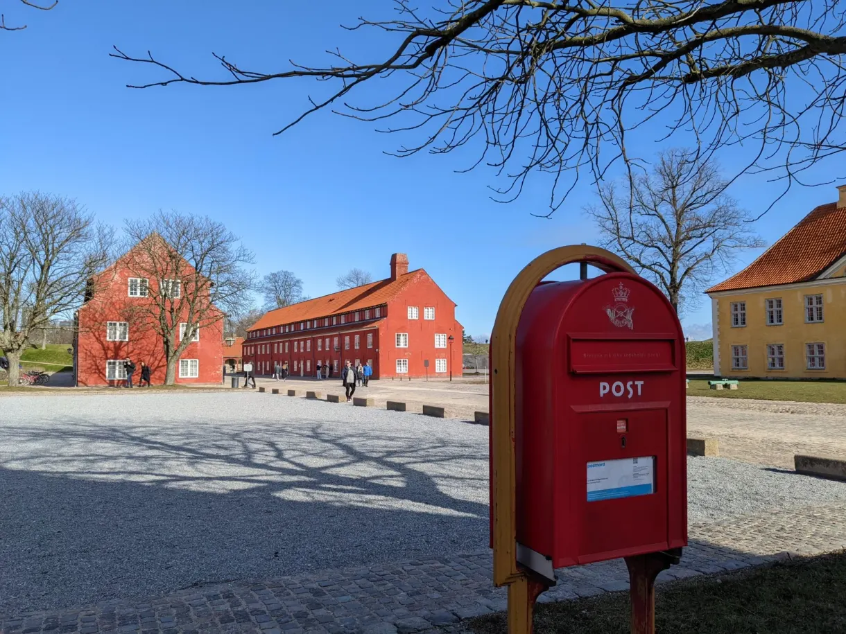 Boîte aux lettres rouge danoise plantée devant l'esplanade de la citadelle