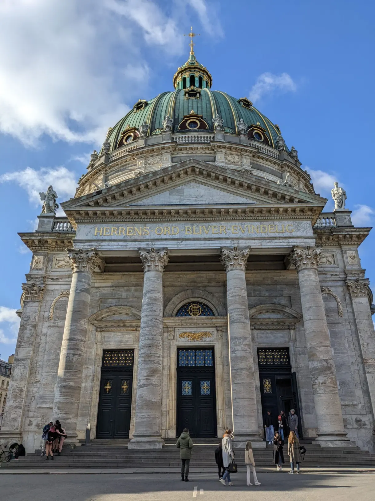 Portique à colonnes et dôme vert-de-gris de l'église de Marbre