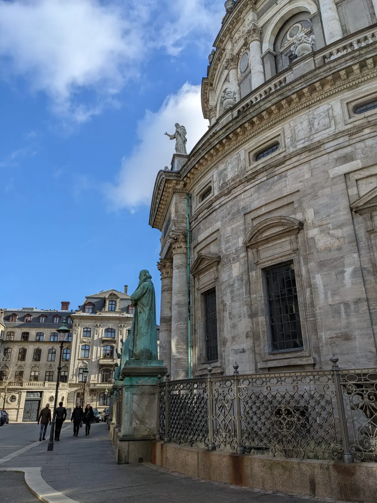 Coupole de pierre et statue de bronze au bord de la place
