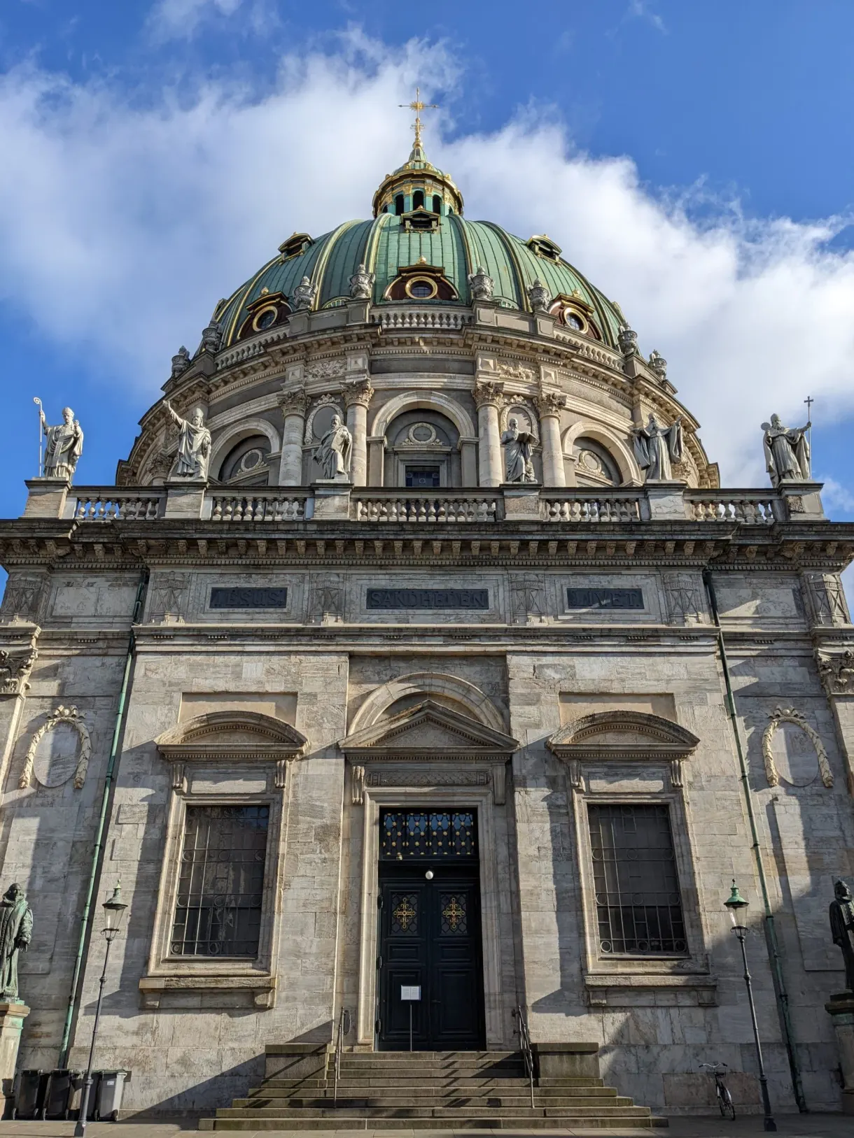 Dôme et statues de saints dominant la façade de l'église de Marbre