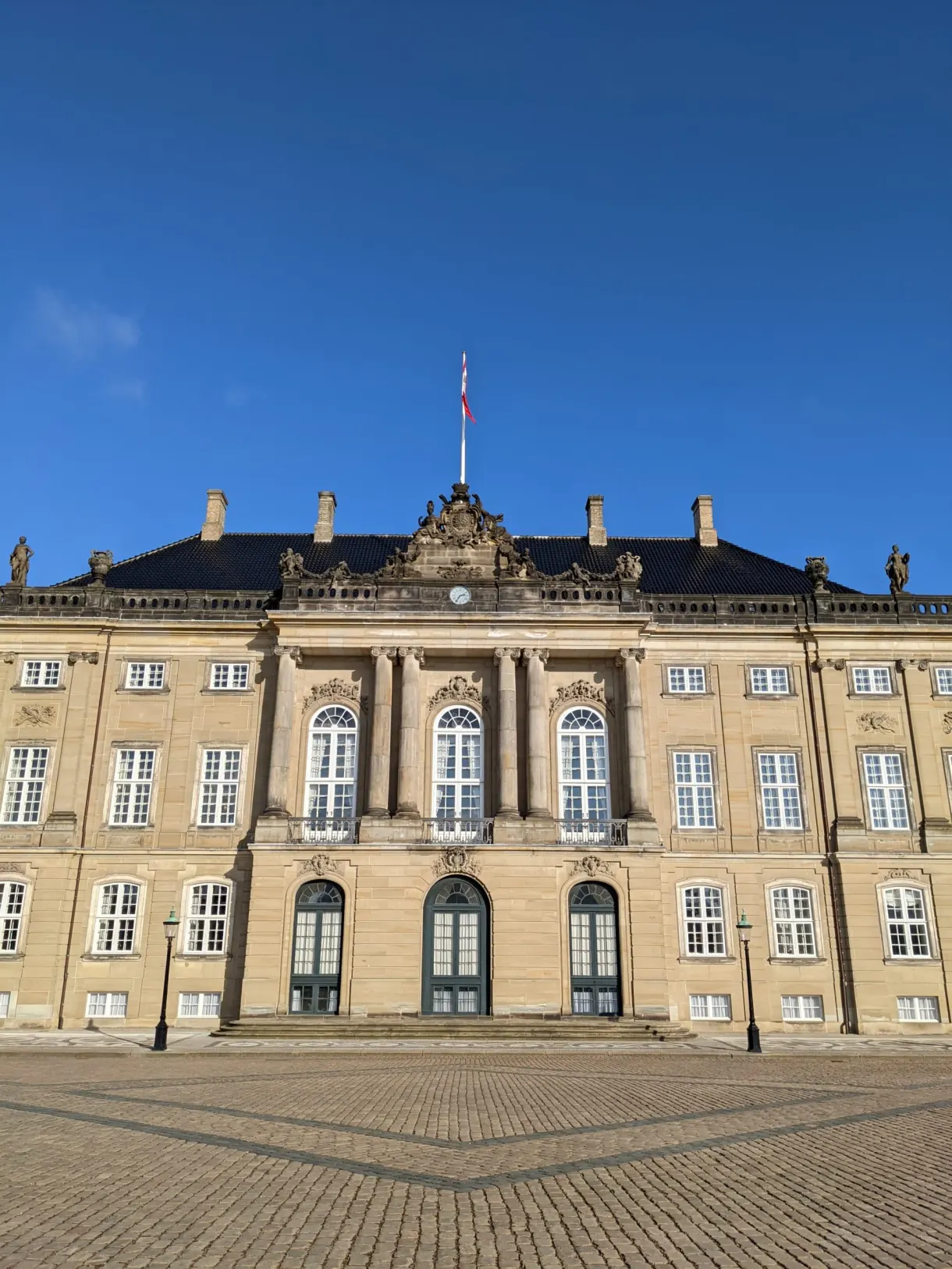 Façade classique d'un des quatre palais royaux sous ciel bleu