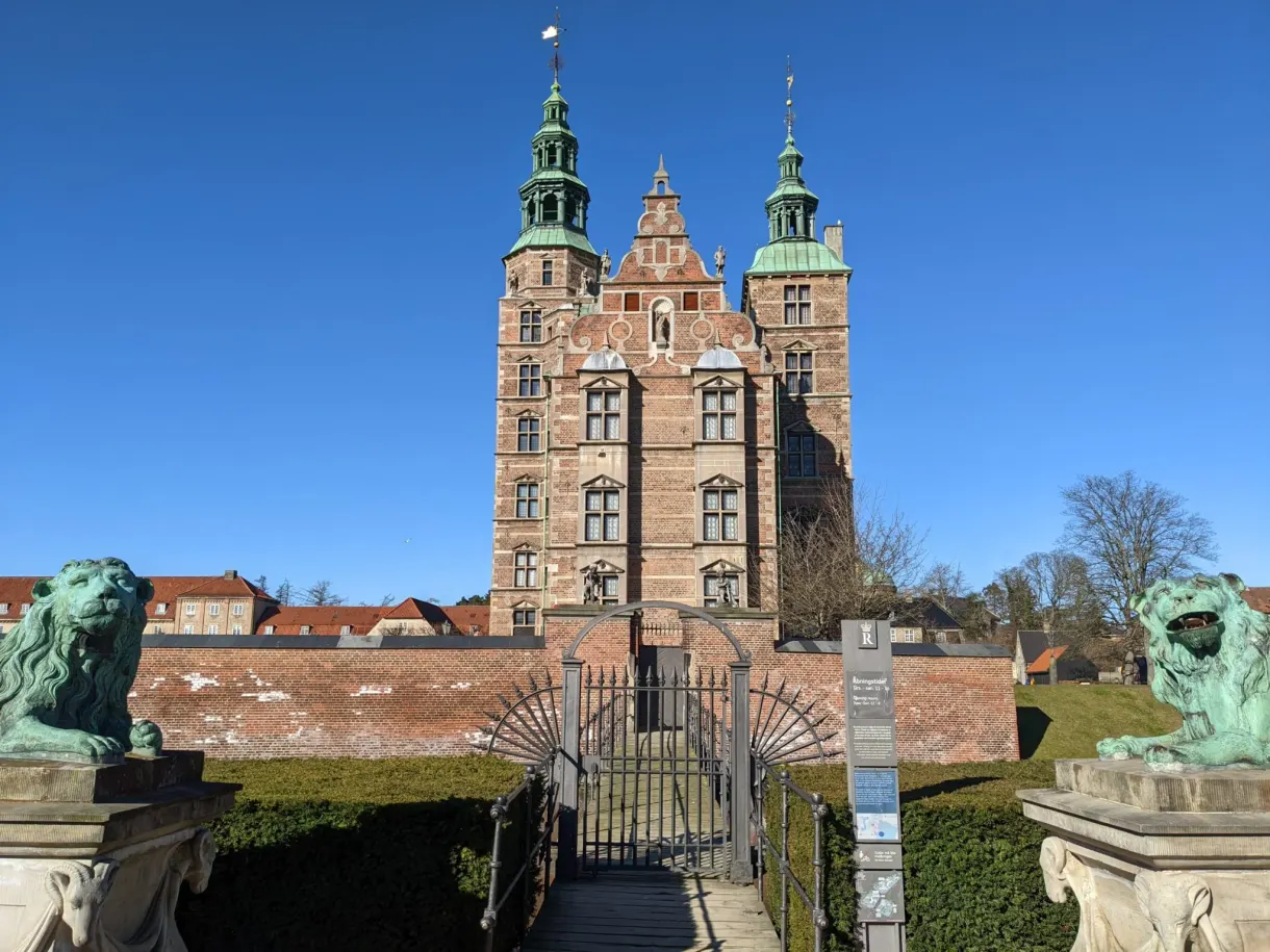 Grille d'entrée du château de Rosenborg gardée par deux lions de bronze