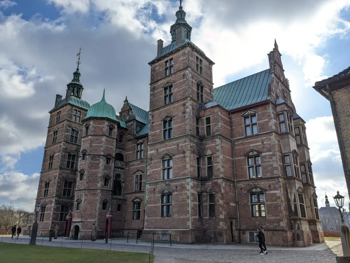 Château de Rosenborg en brique rouge et ses tours aux toits verts
