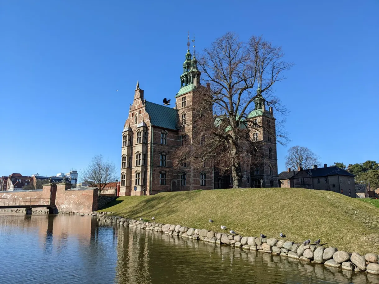 Rosenborg se reflétant dans l'eau calme de ses douves
