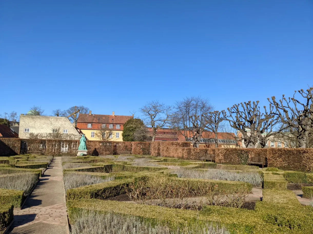 Jardin dessiné aux haies taillées en labyrinthe près du château