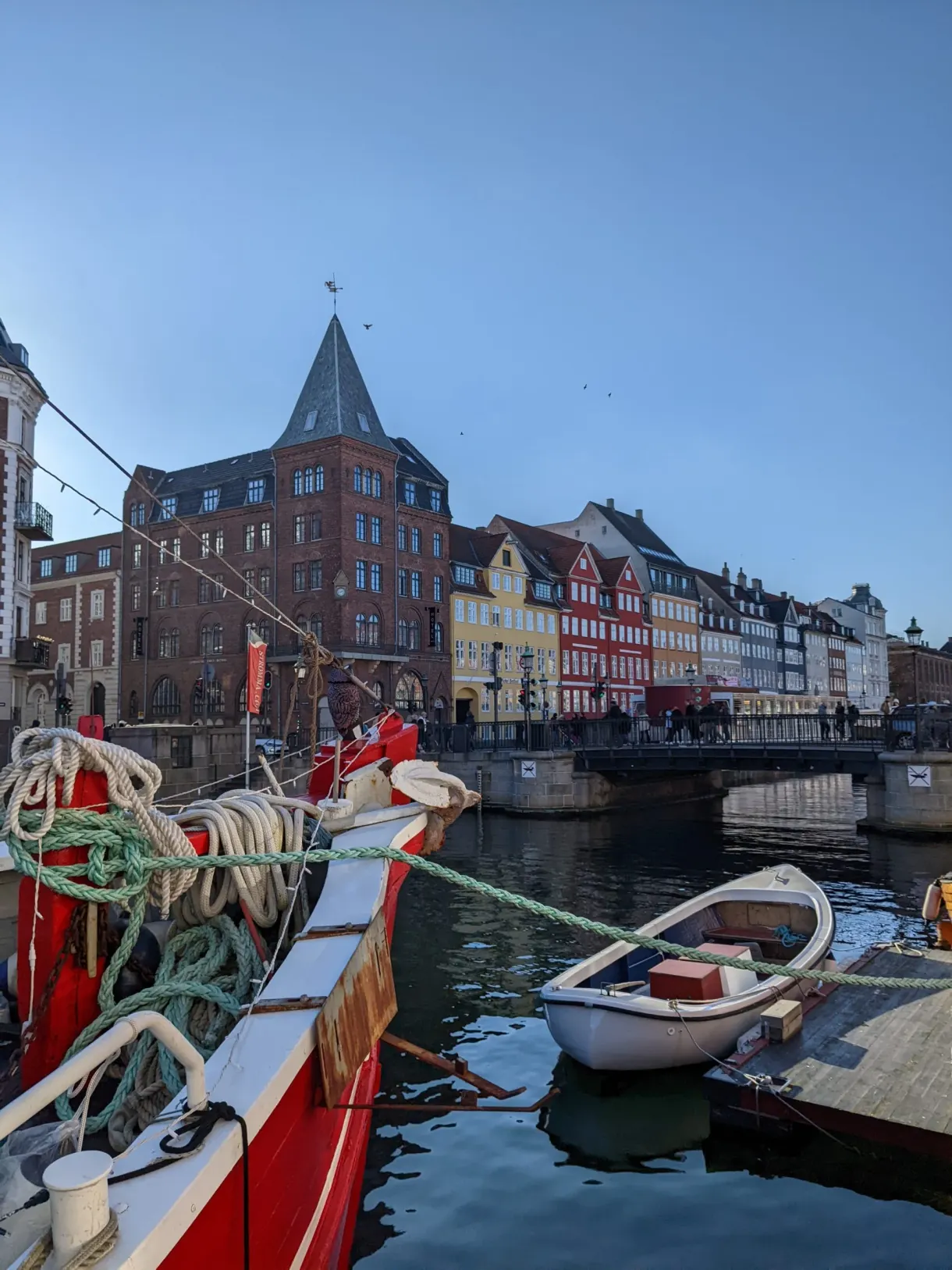 Cordages rouges d'un bateau de pêche et quai en enfilade