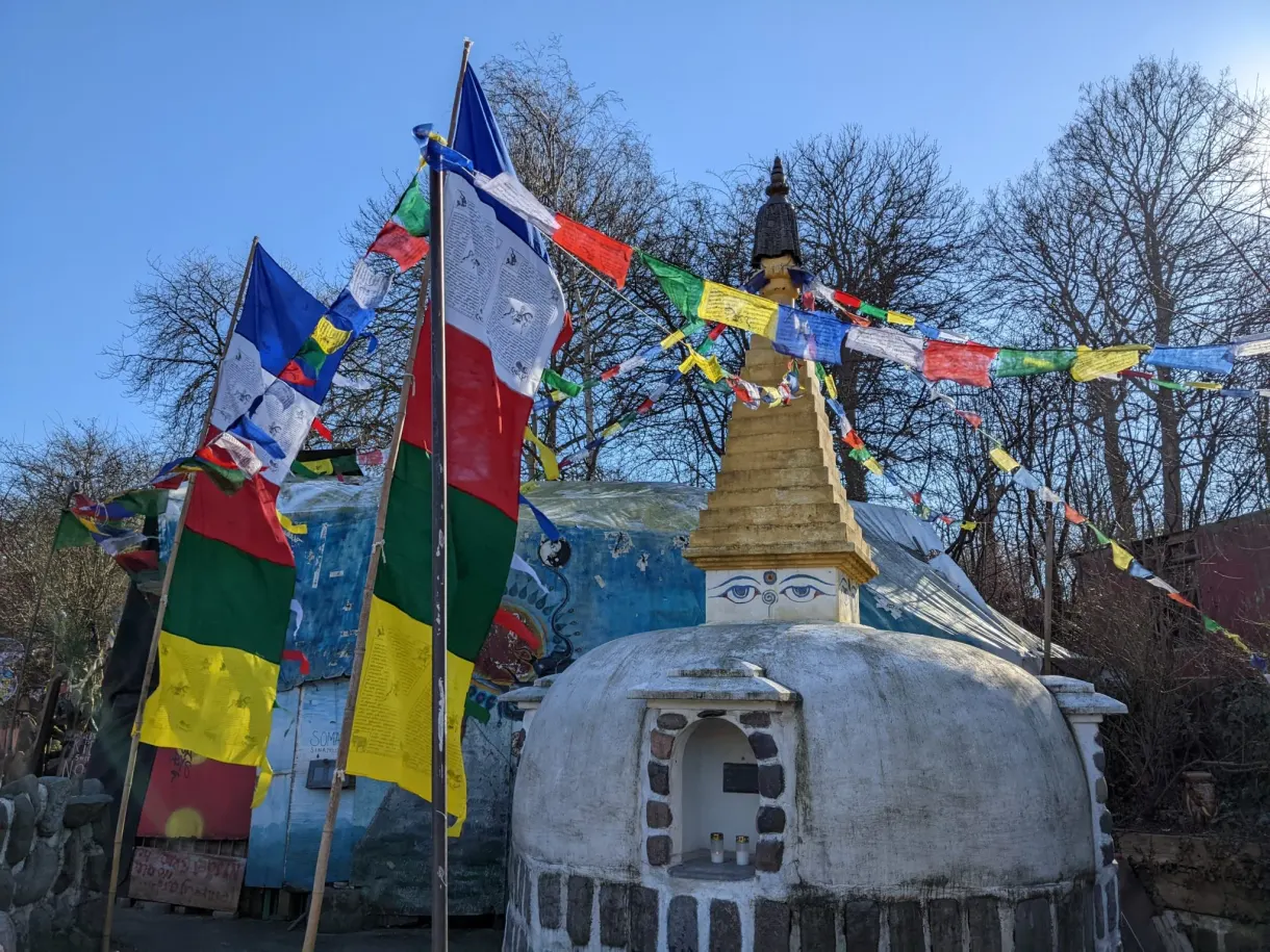 Stupa blanc entouré de drapeaux de prières multicolores