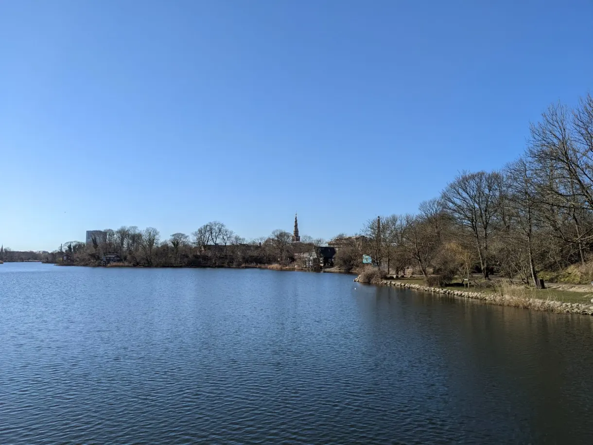 Large plan d'eau des remparts et flèche torsadée à l'horizon