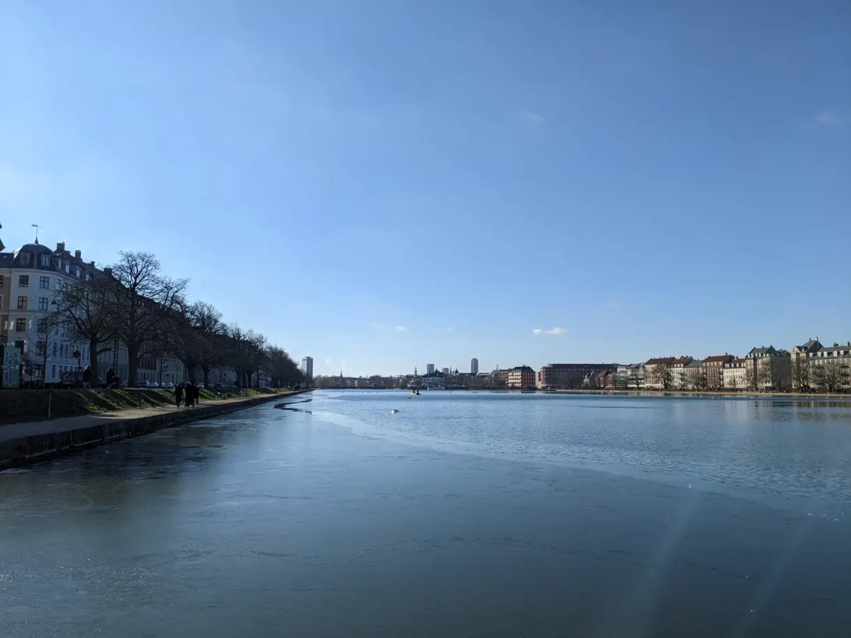 Canal rectiligne bordé d'un quai planté et d'immeubles à Nørrebro