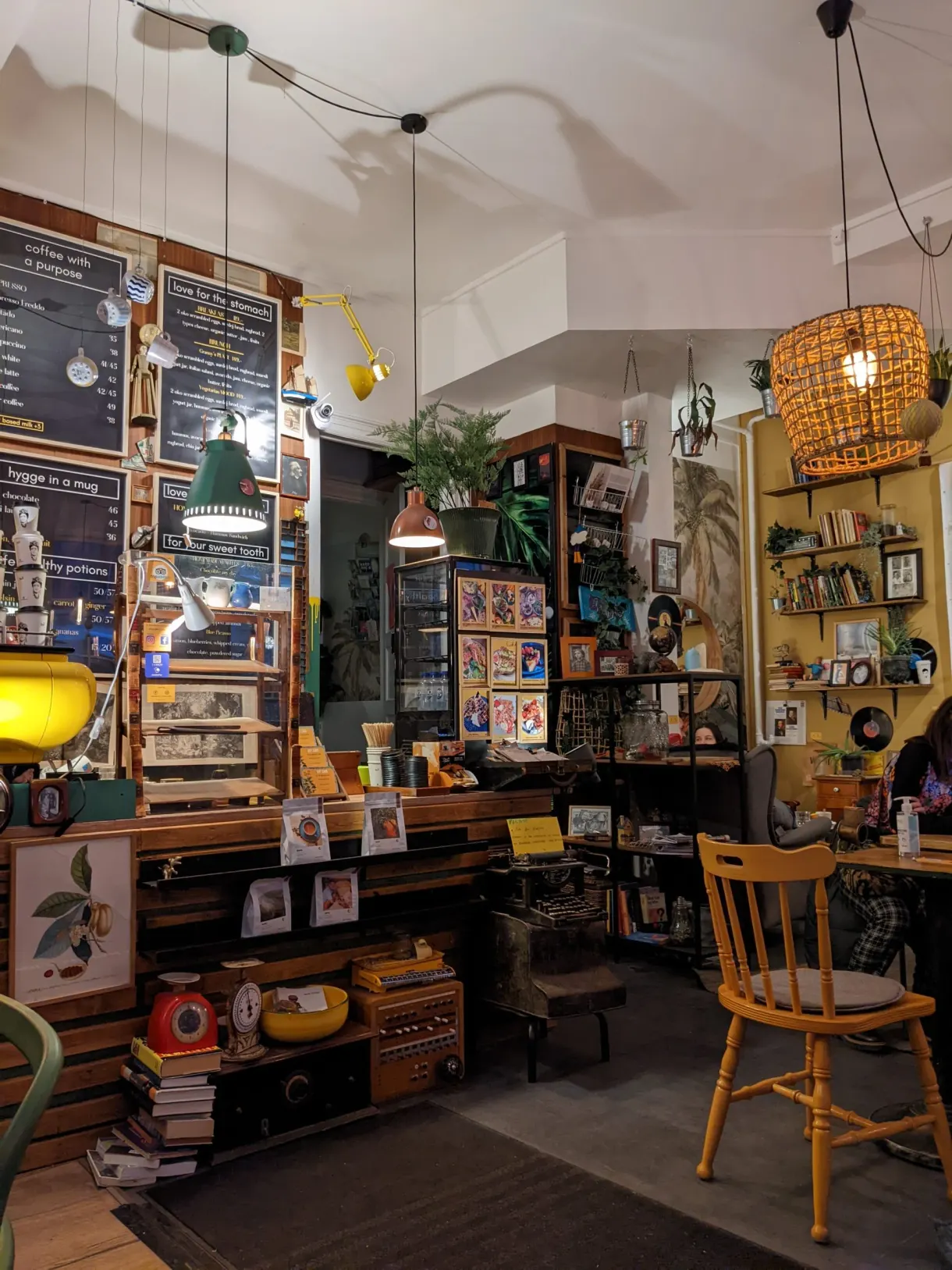 Intérieur de café bohème aux étagères chargées de bibelots et de livres